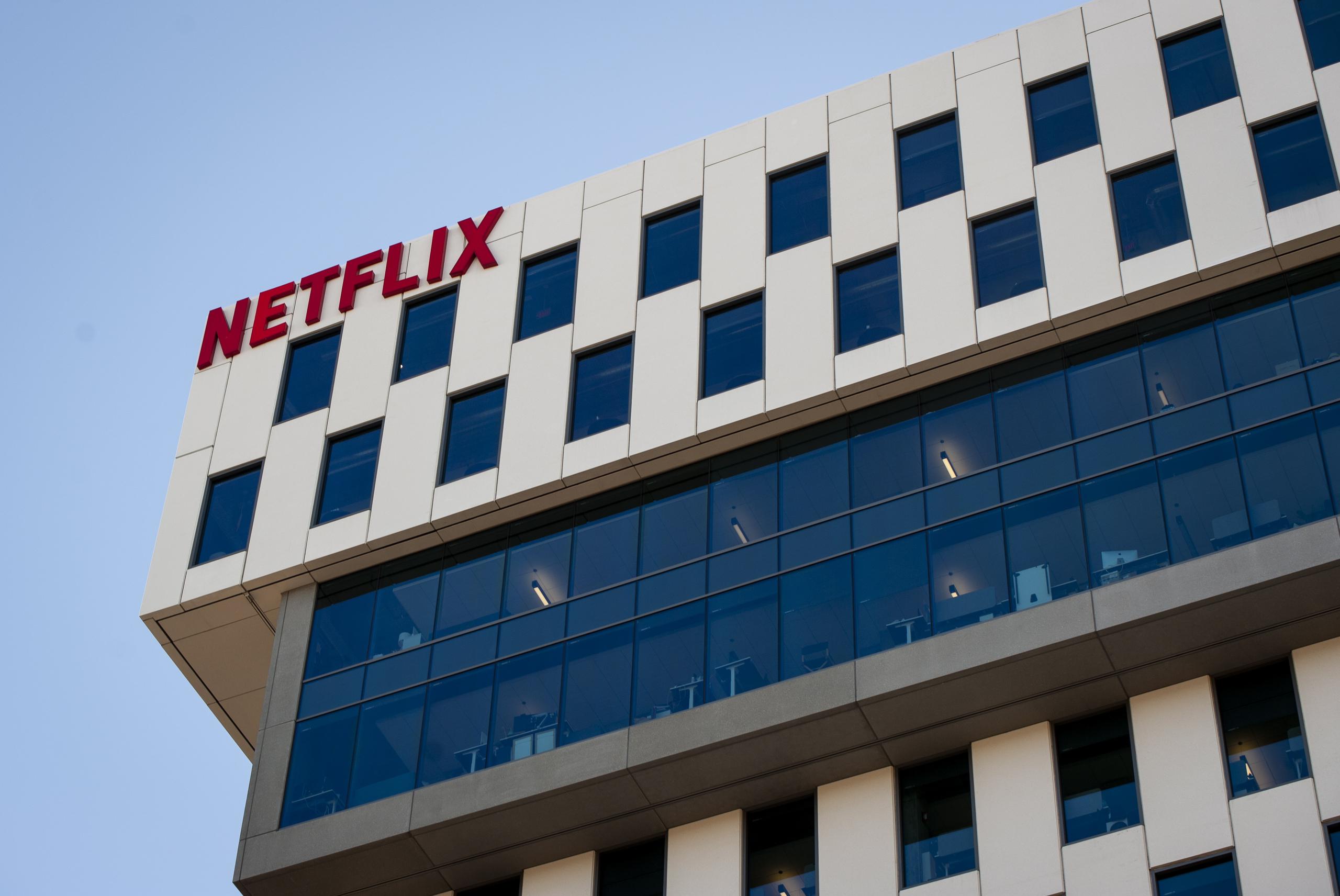 Netflix anunció hace unos días un nuevo modelo de suscripción mensual que incluye anuncios a cambio de reducir su precio y retener a una base de clientes que supera los 227 millones de abonados.