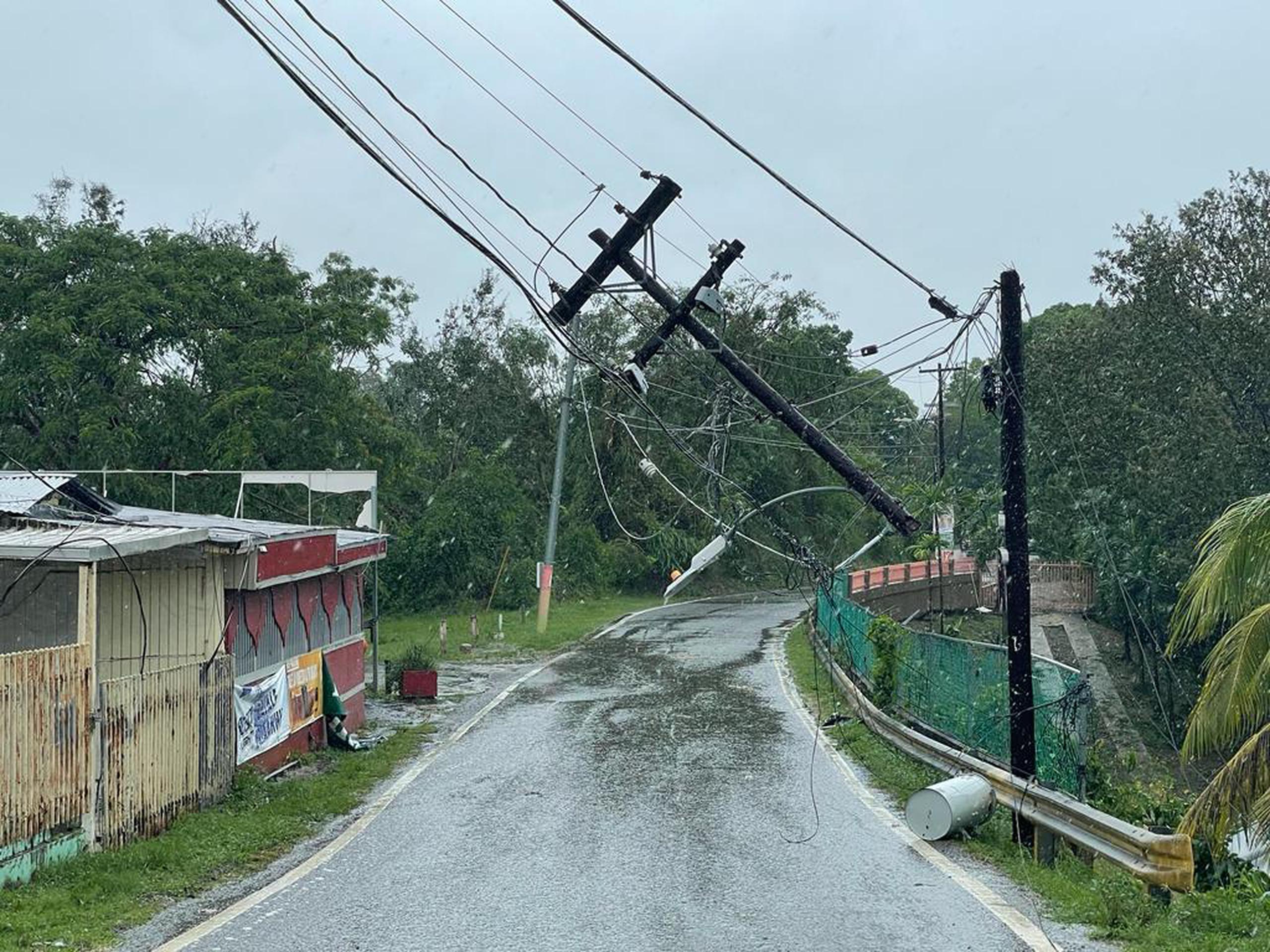 Un poste de luz cedió ante las lluvias y el viento en el barrio Guanajibo, en Hormigueros.