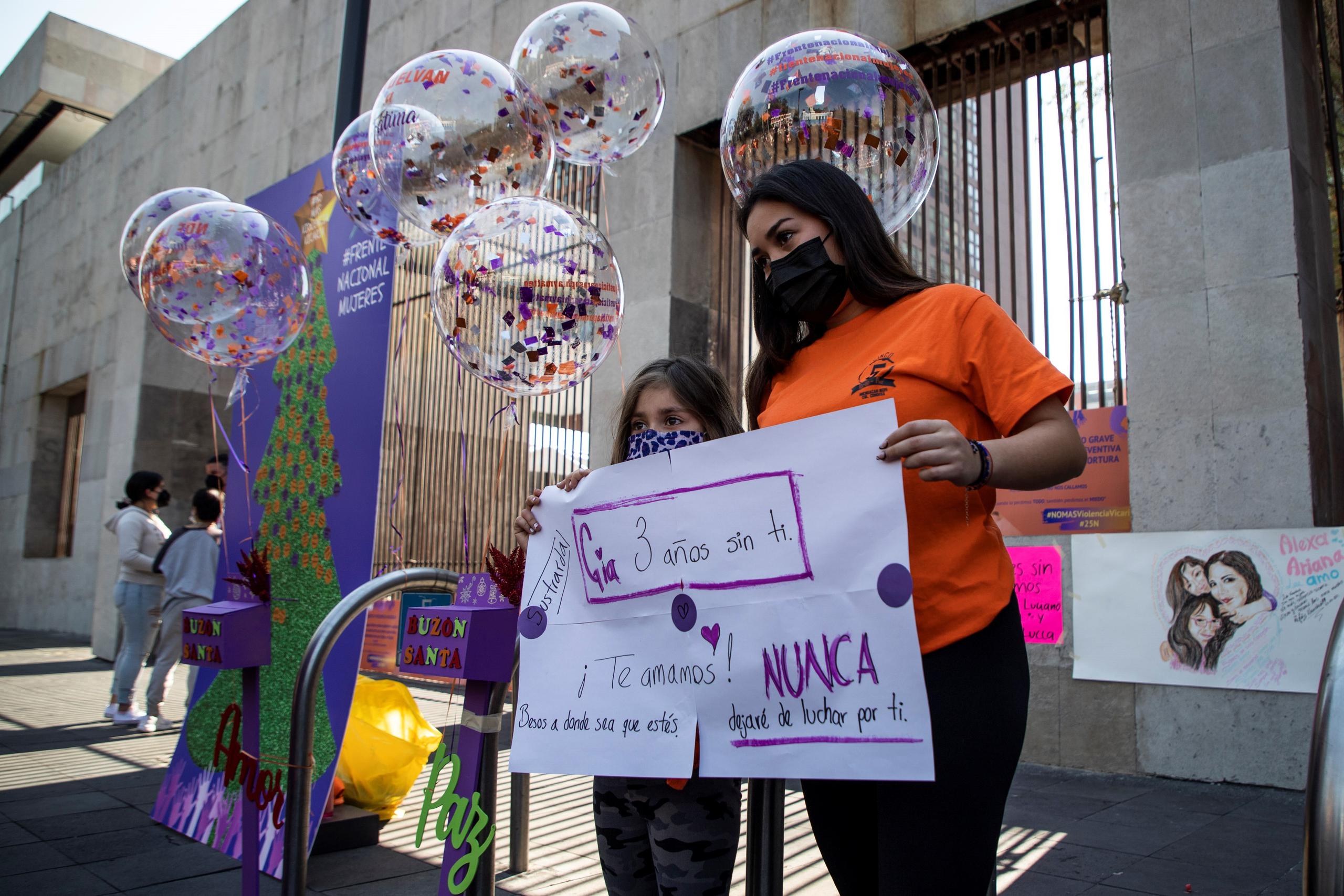 Mujeres representantes de la asociación Frente Nacional de Mujeres, protestaron al exterior de los Juzgados Familiares en la Ciudad de México.