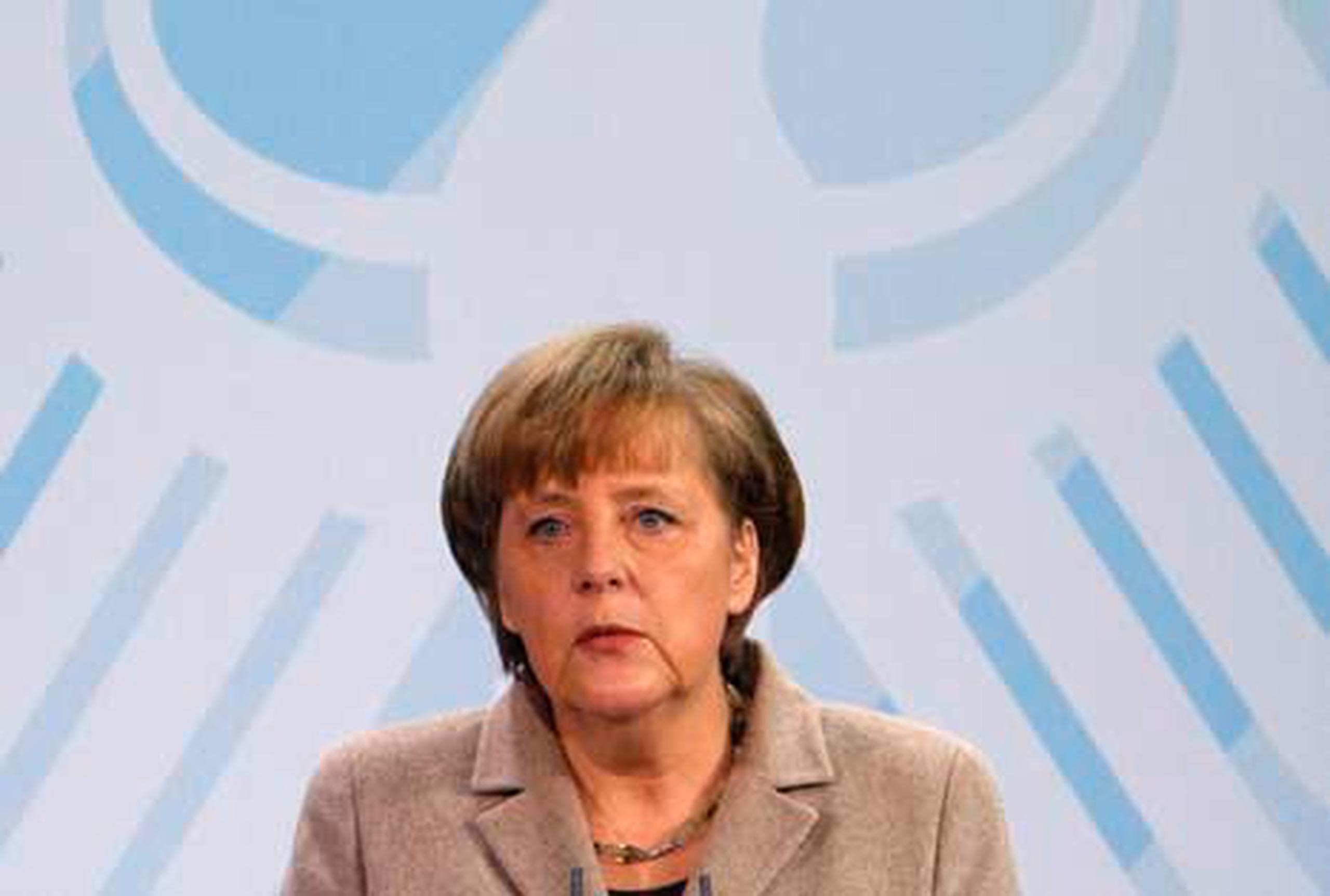 La canciller alemana, Angela Merkel, anunció hoy que los partidos de la coalición gubernamental buscarán con la oposición socialdemócrata y verde un candidato de consenso para la sucesión de Christian Wulff como presidente de Alemania.(AP)