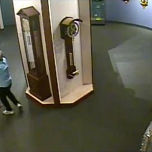Hombre rompe reloj en museo