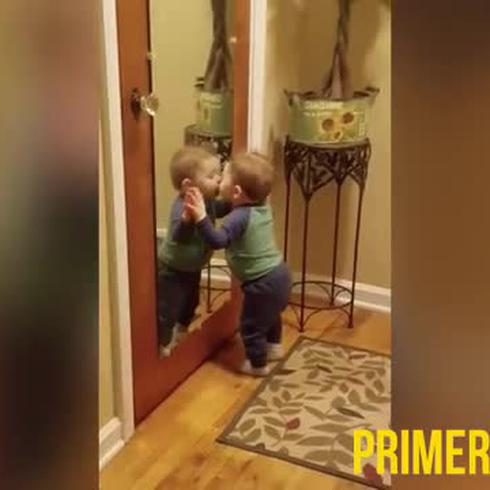 Viral vídeo de bebé que besa su reflejo en el espejo