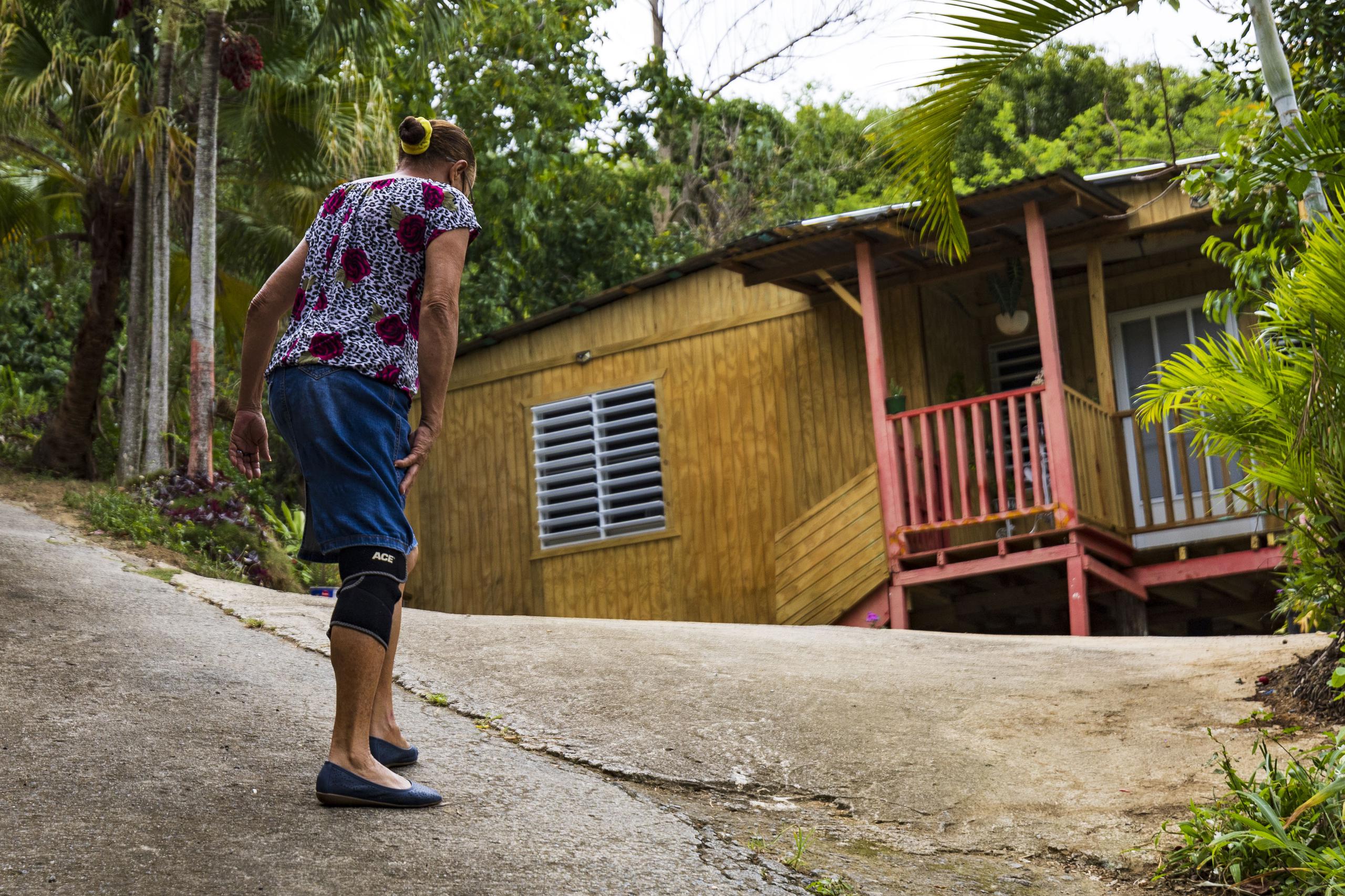 Para doña Margarita Díaz, quien reside en Jájome Bajo, Cayey, los problemas de salud y lo accidentado del terreno donde ubica su humilde casa, le dificulta cargar cubos de agua.