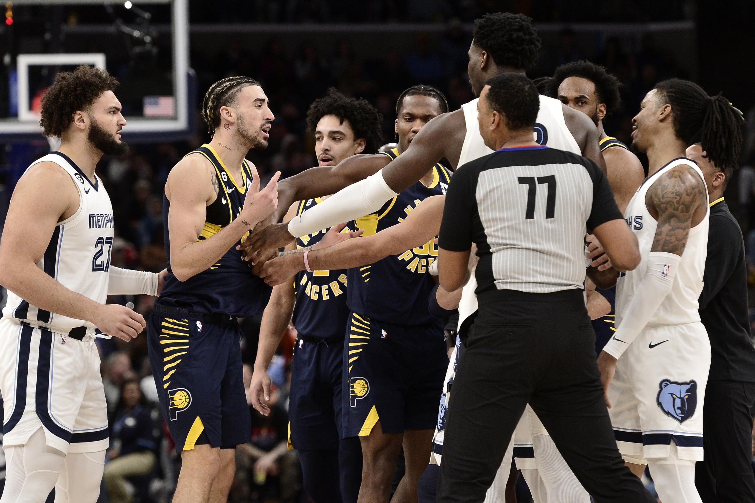 Jugadores de los Pacers de Indiana y Grizzlies de Memphis intercambian palabras en la segunda mitad del juego de baloncesto de la NBA, el domingo 29 de enero de 2023, en Memphis, Tennesee.