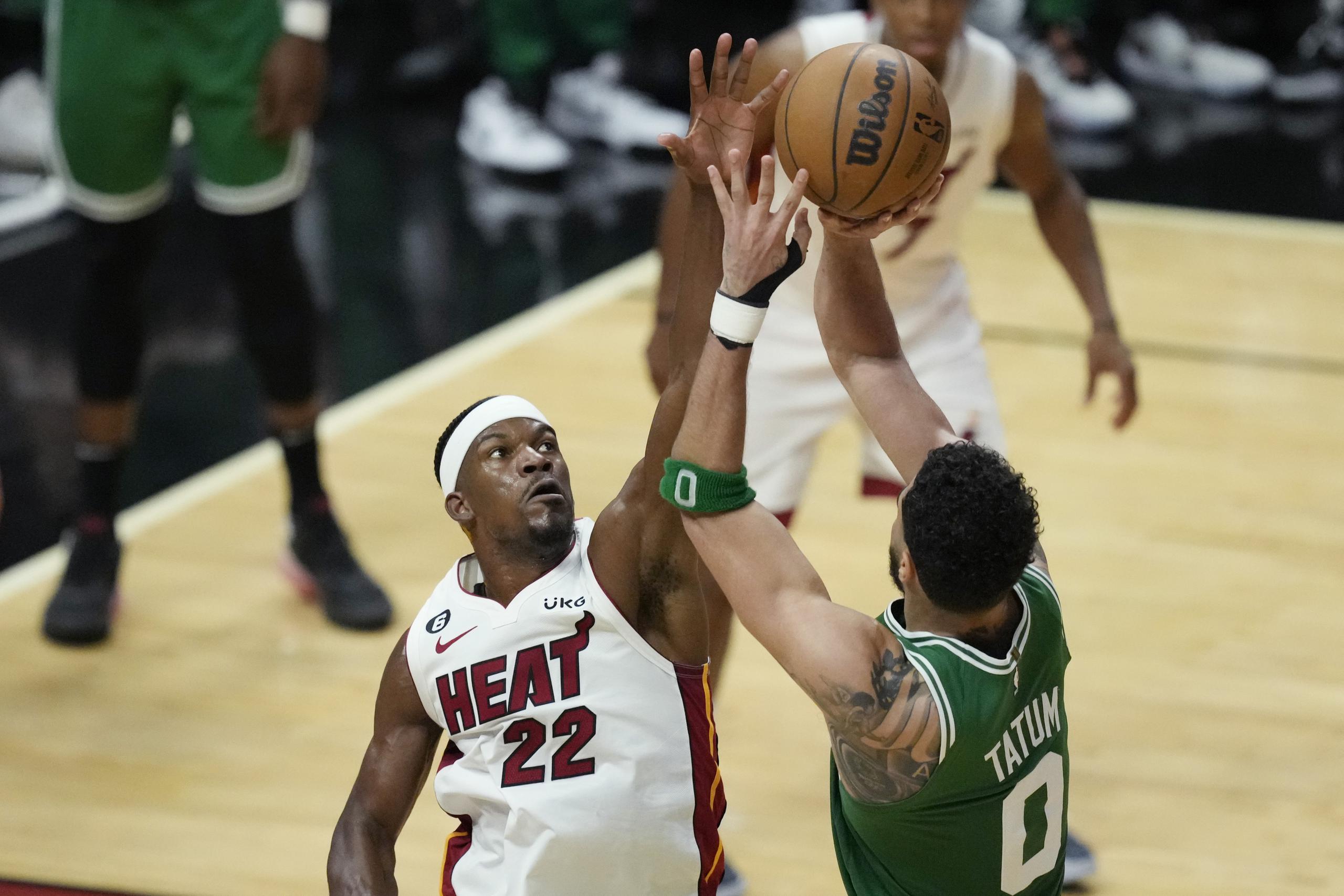 El delantero de los Celtics de Boston, Jayson Tatum, realiza un tiro por encima de la defensa de Jimmy Butler, del Heat de Miami. Tatum fue el mejor del quinto partido de la final del Este de la NBA el martes al finalizar con 33 unidades.