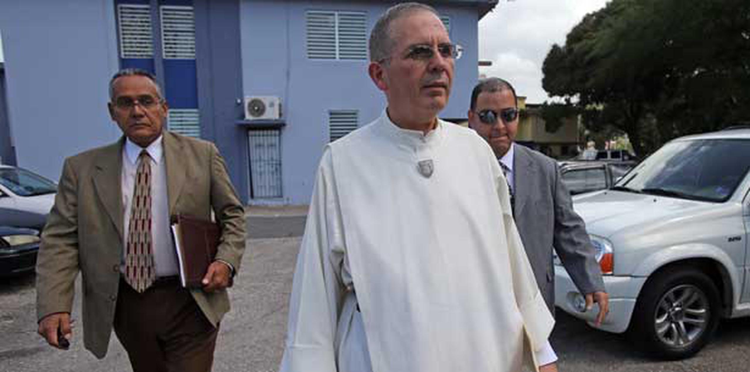 El vicario general de la Diócesis de Arecibo, Luis A. Colón Rivera, acudió al CIC acompañado por el abogado Jesús Peluyera. (lino.prieto@gfrmedia.com)