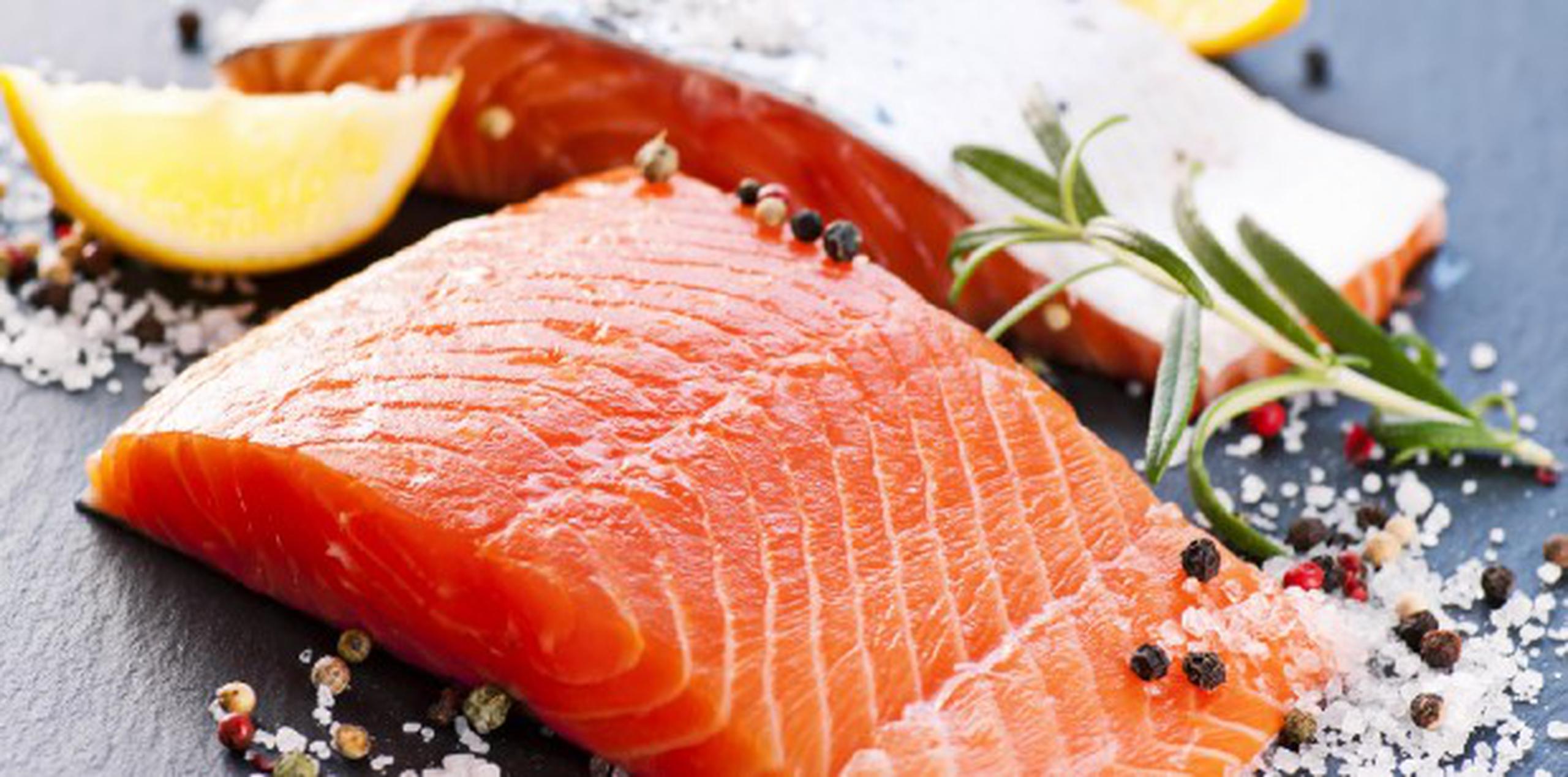 Los productores de salmón escogen la tonalidad de esta proteína ya que, según Greenpeace,  de no hacerlo lo que veríamos en la nevera del supermercado sería color gris.(Thinkstock)