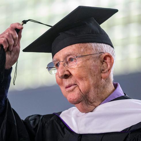Veterano de 101 años se graduó luego de ocho décadas de espera