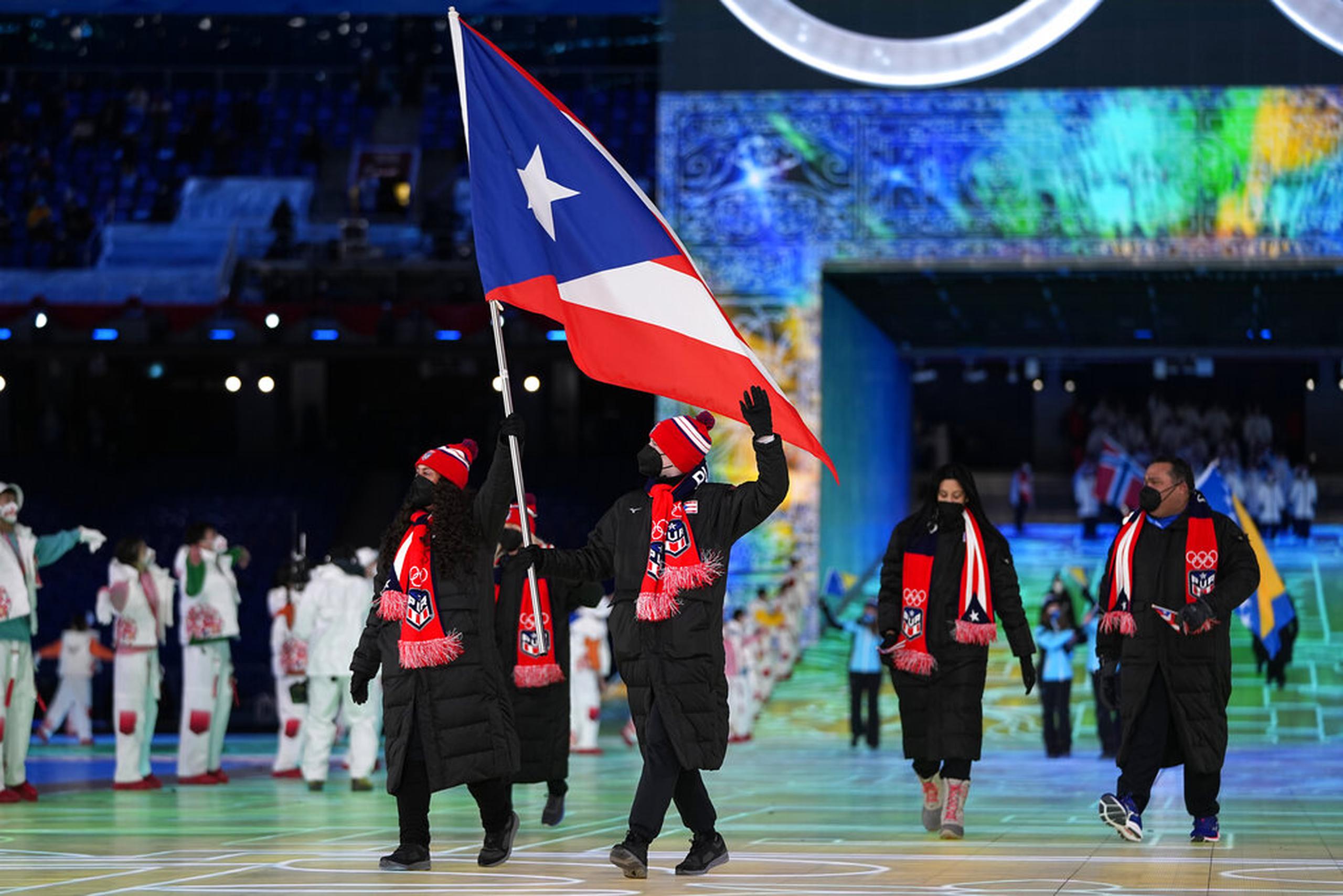 Kellie Delka y William Flaherty cargaron la bandera de Puerto Rico en el desfile inaugural de los Juegos Olímpicos de Invierno el 4 de febrero de 2022, en Pekín.