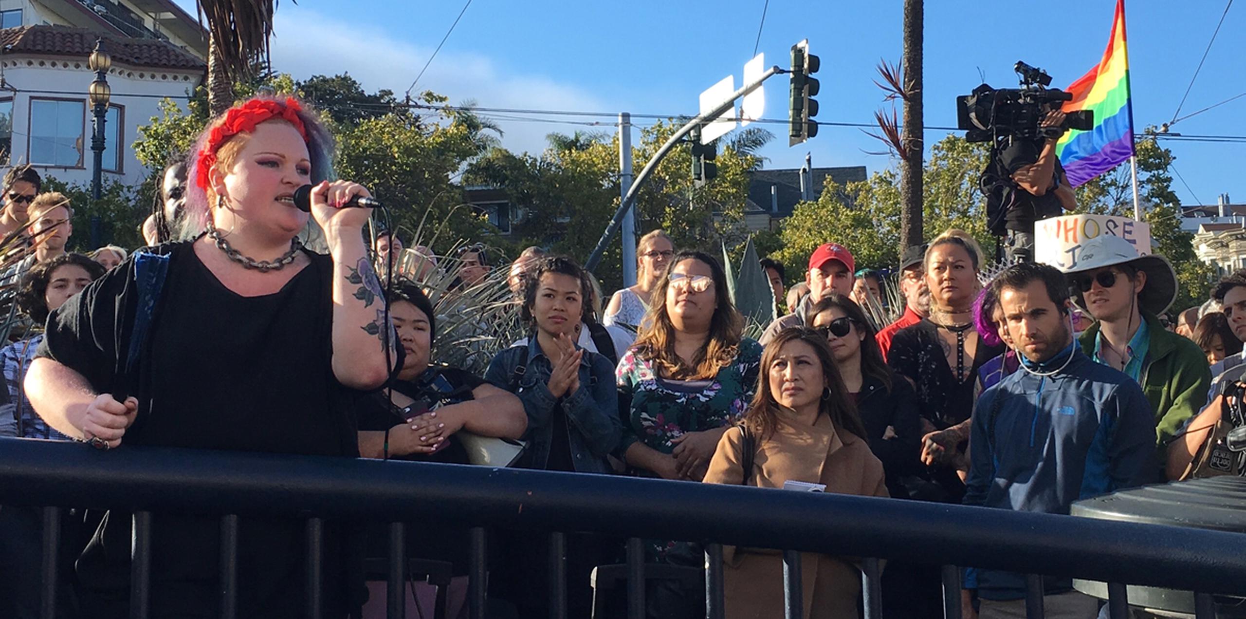 Los manifestantes acudieron a la plaza que lleva el nombre del emblemático activista de los derechos de los homosexuales Harvey Milk para protestar contra el repentino veto de Donald Trump a los militares transgénero en el ejército. (AP)