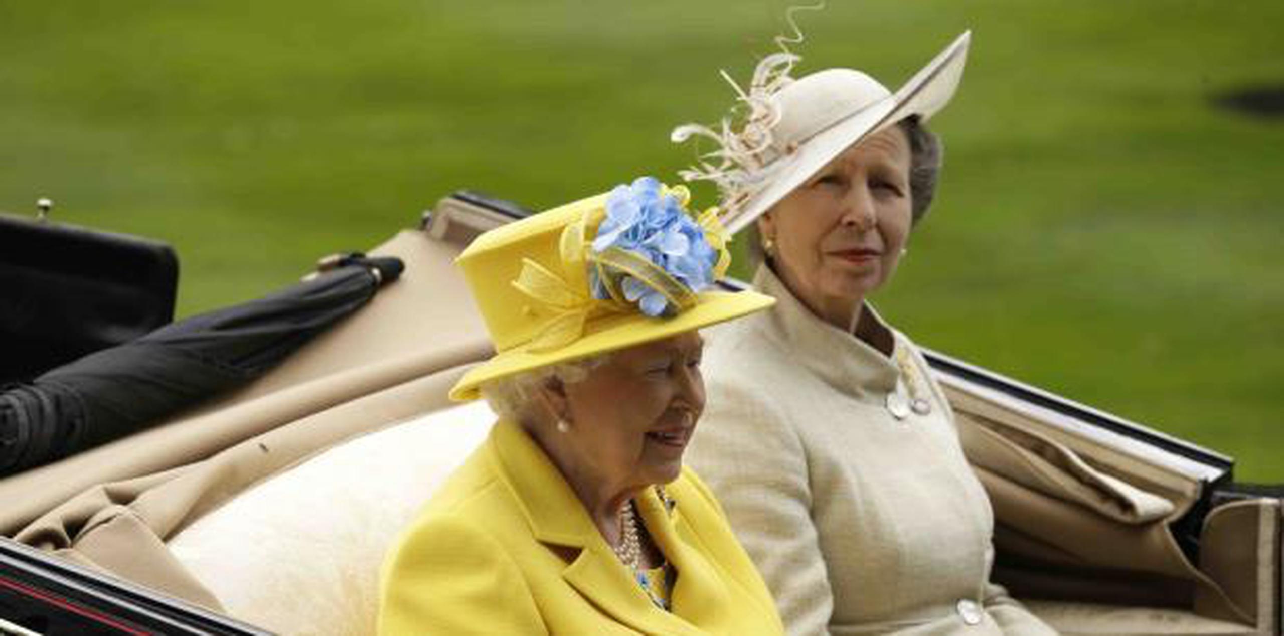 La reina Isabel II y su hija, Ana del Reino Unido. (AP / Tom ireland)