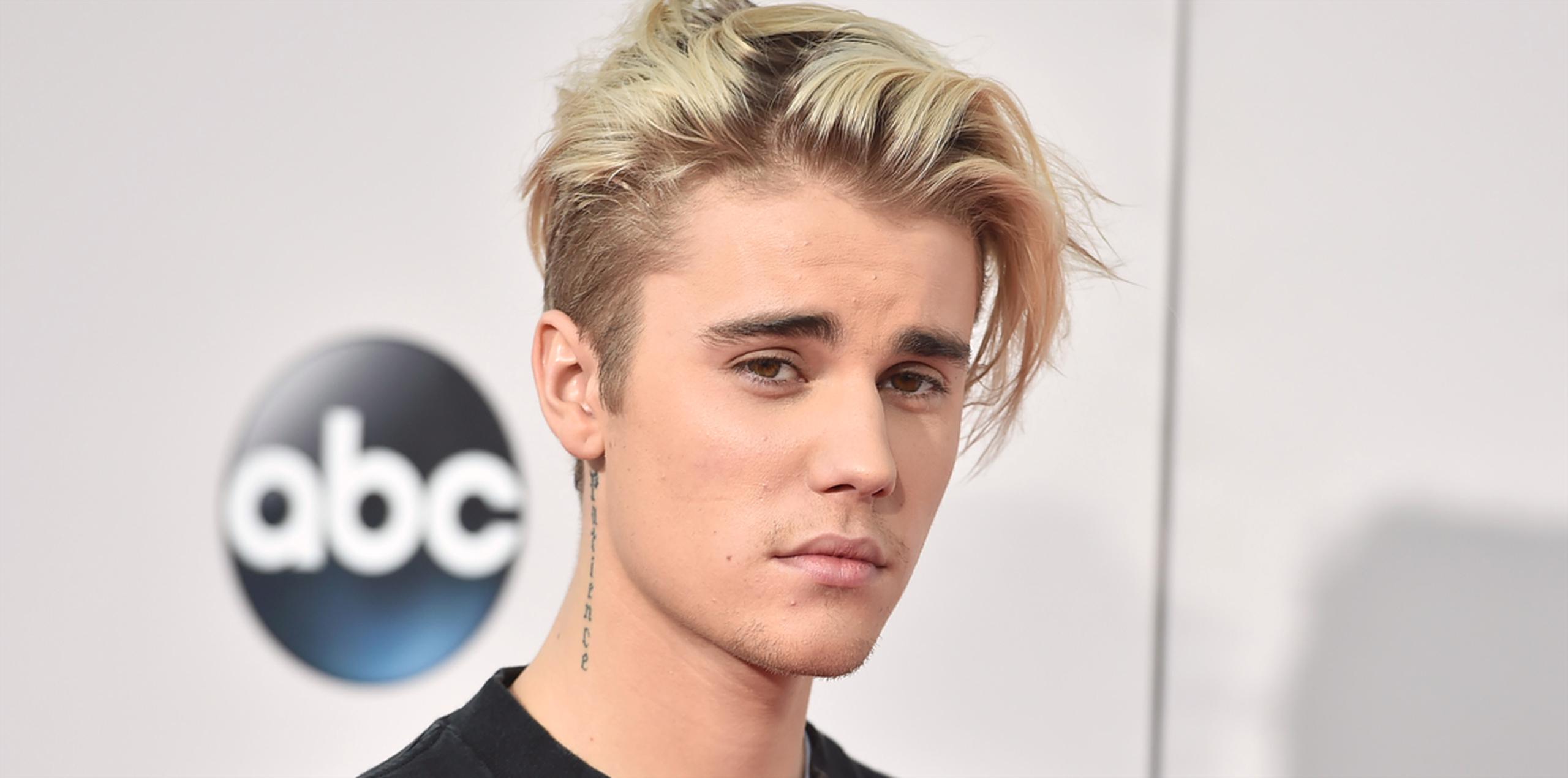 Bieber hizo una gira de conciertos en China en 2013, cuando causó cierta polémica al recorrer la Gran Muralla y hacerse fotos siendo llevado a cuestas por sus guardaespaldas. (AP)