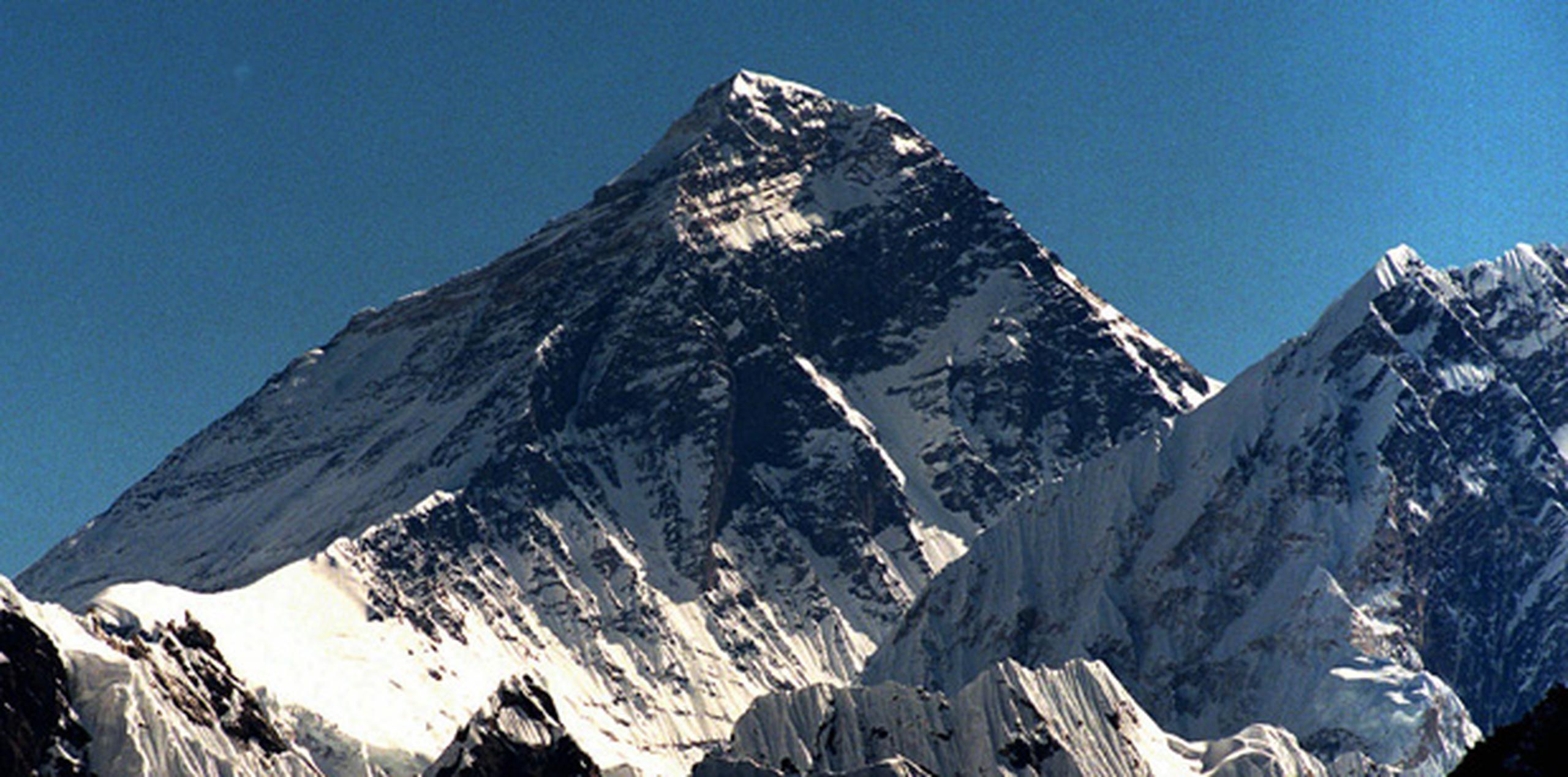 Nepal espera una temporada segura en el 2016, luego que una avalancha desatada por un terremoto mató a 19 alpinistas e hirió a 61 en un campamento en la base el año pasado. (AP)