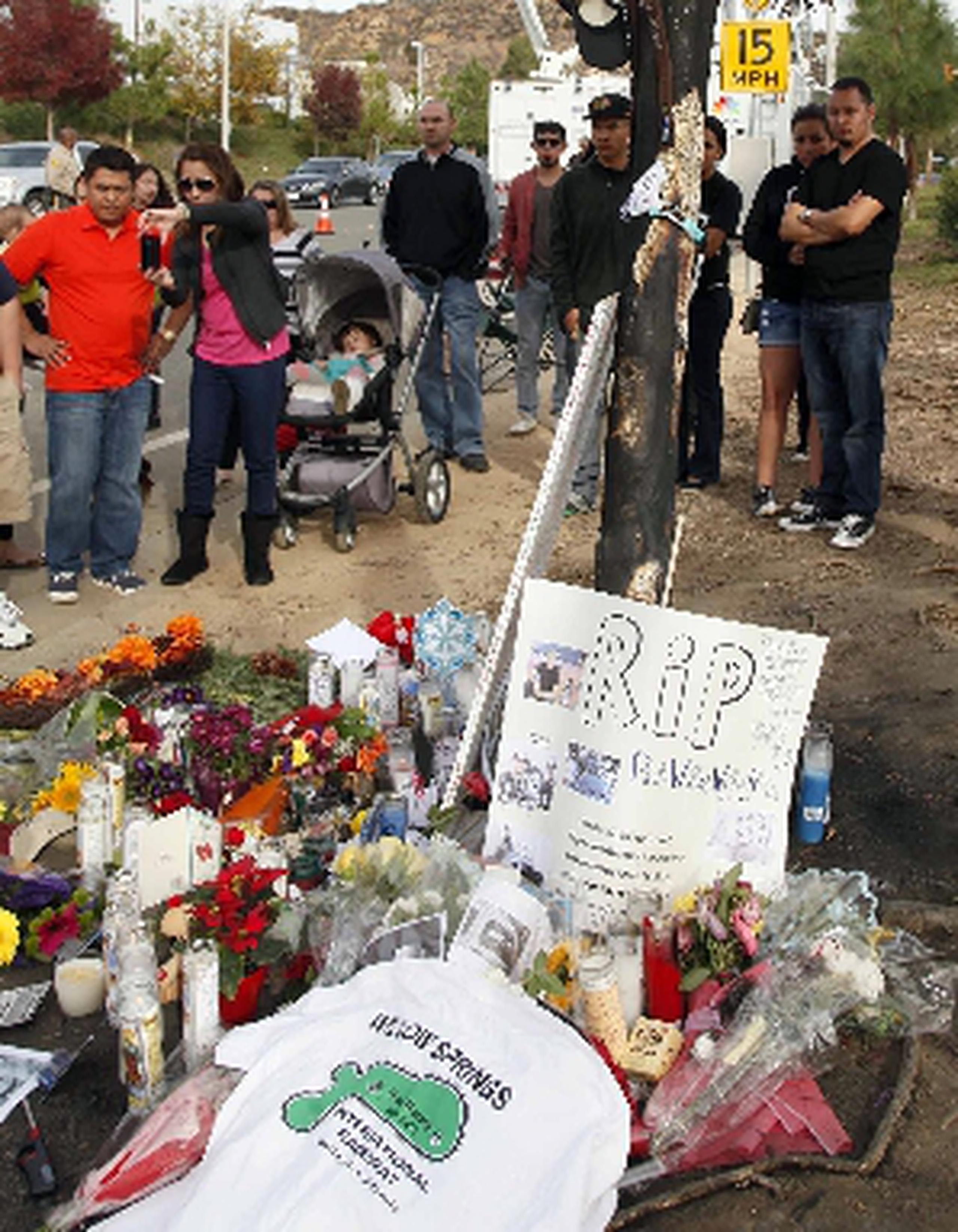 Decenas de personas rodearon con flores el lugar donde falleció Walker en Valencia, California. (AP)