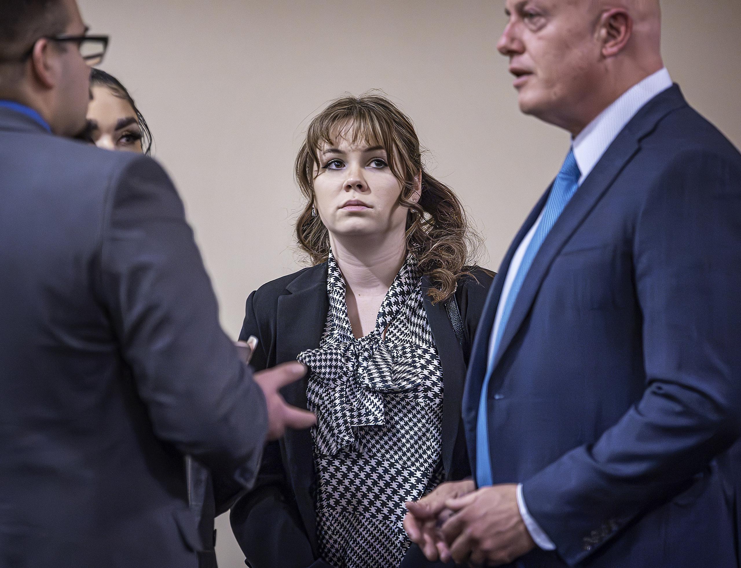 Hannah Gutierrez-Reed, armera de la película "Rust", al centro, escucha a su abogado Jason Bowles, derecha, y a su equipo defensor antes del veredicto.