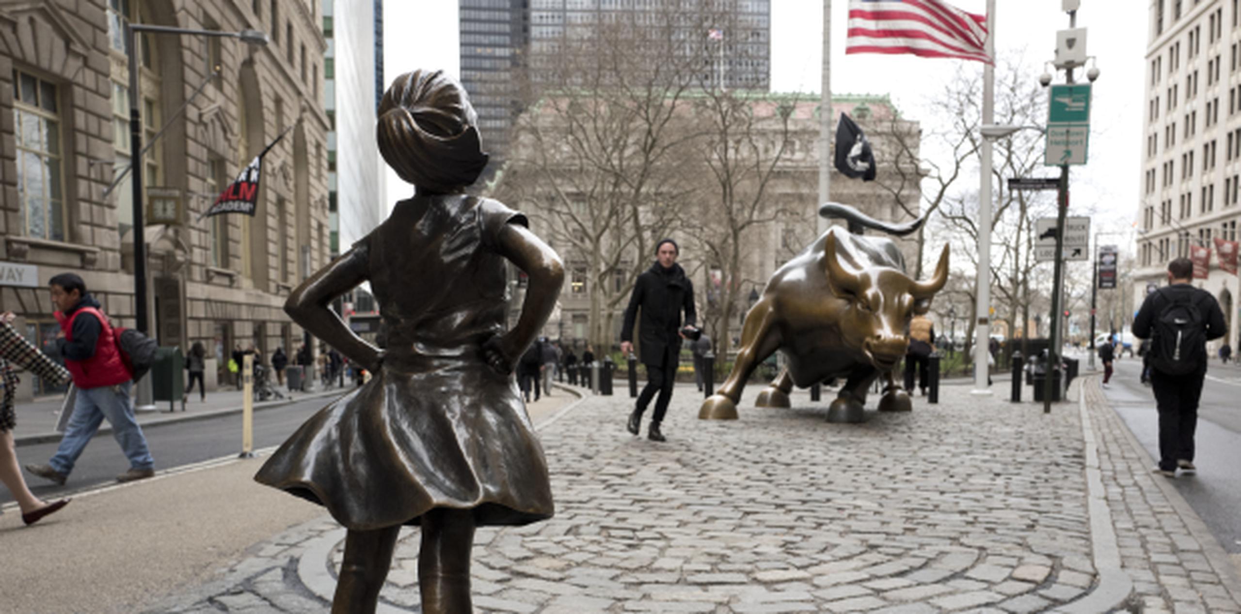 La estatua tiene como objetivo llamar la atención sobre la brecha de género en el mundo de los negocios. (AP)
