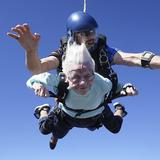 Mujer de 104 años muere días después de saltar en paracaídas