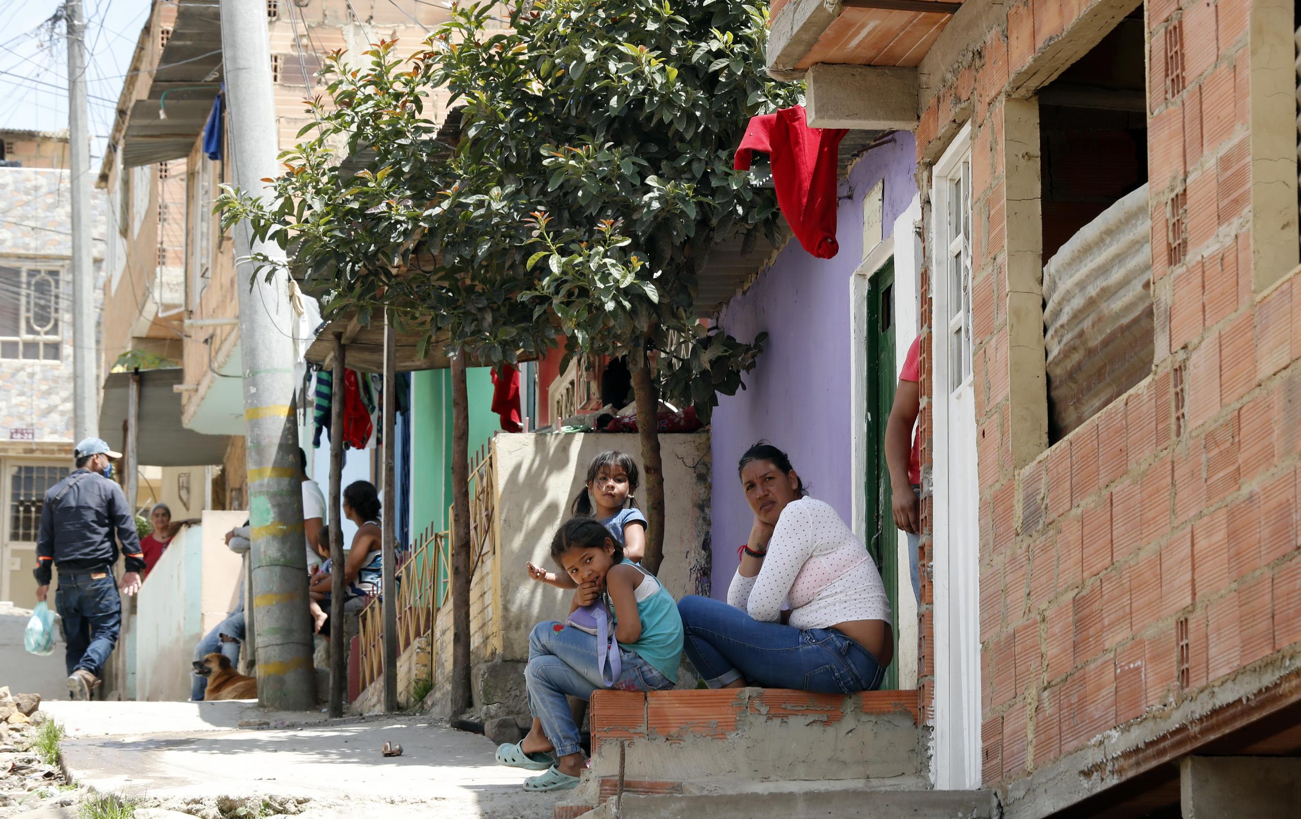 Familias en el municipio de Soacha piden ayuda con un trapo rojo en su ventana