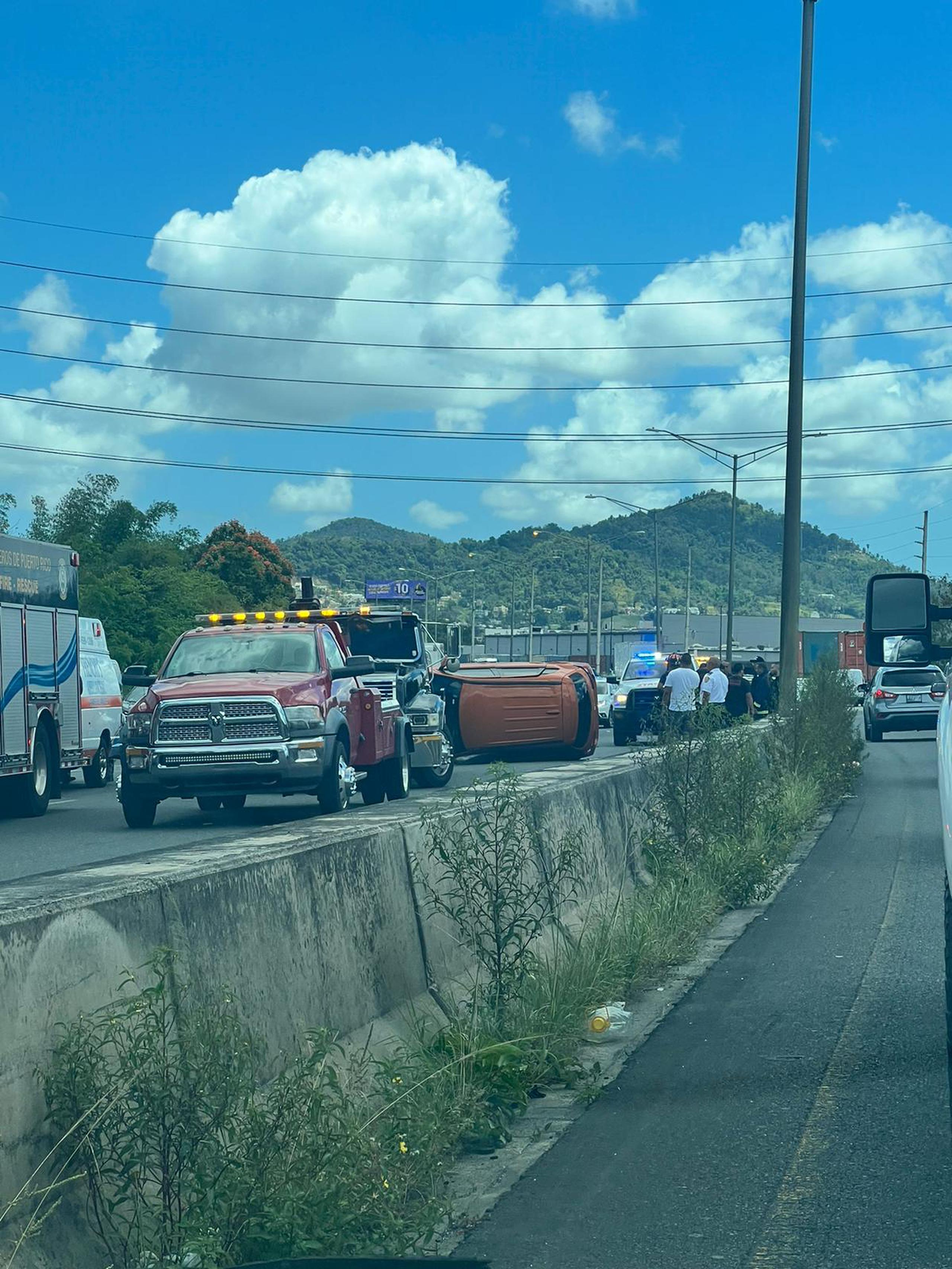 Congestión vehicular por un accidente de tránsito en el expreso PR-30 en dirección de Humacao a Las Piedras.