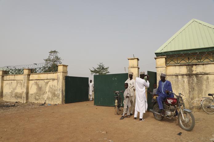 Padres de algunas de las niñas secuestradas esperaban por información luego de enterarse del ataque a la escuela en  Jangebe, Nigeria.