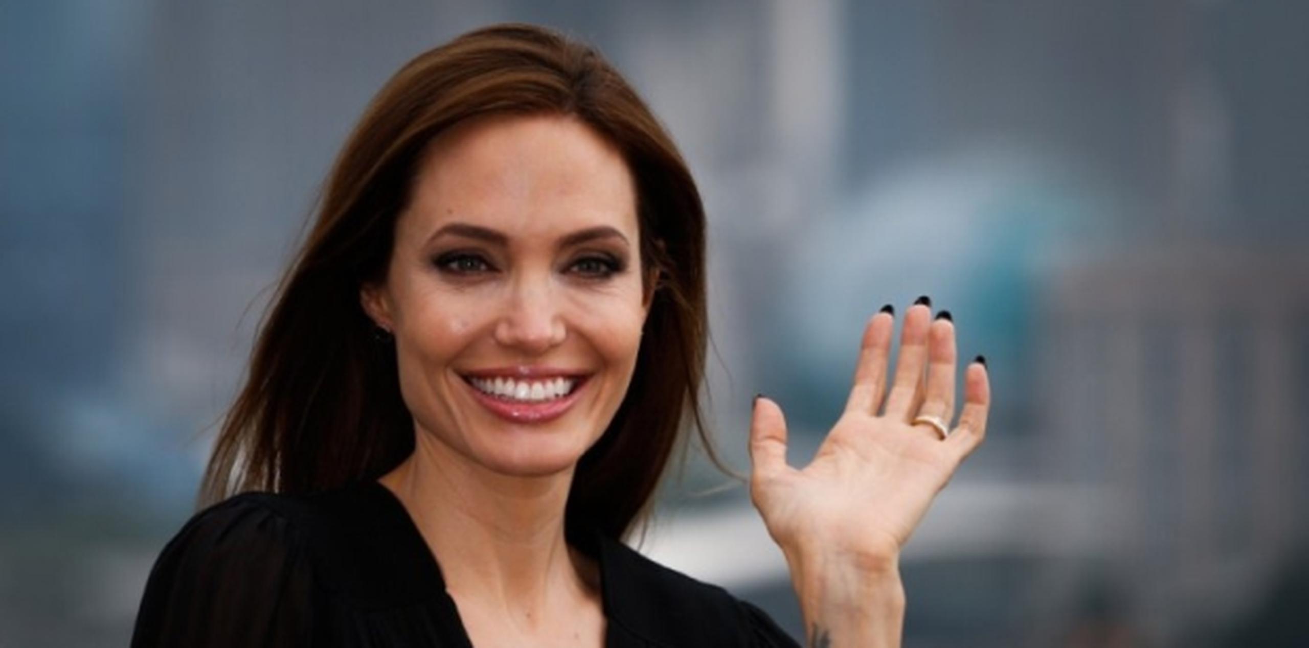 Jolie estrenará este año, como realizadora, el filme "Unbroken", otra adaptación biográfica, en este caso sobre el atleta olímpico y soldado en la Segunda Guerra Mundial, Louis Zamperin. (AP)