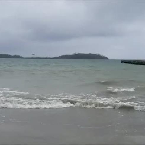 Primeras bandas de lluvia en la playa de Punta Santiago 