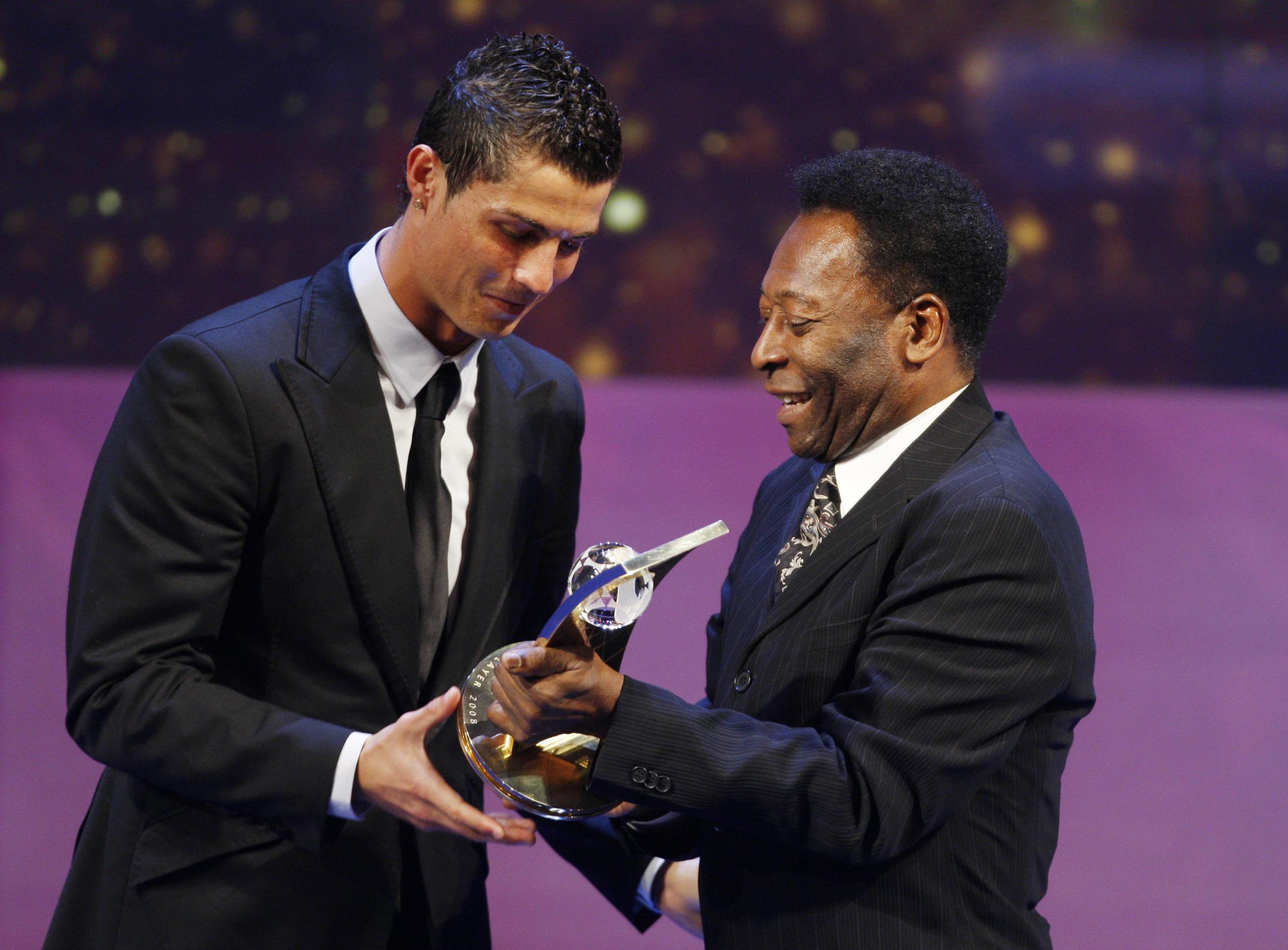 El portugués Cristiano Ronaldo recibe de Pelé el premio como el jugador del año de la FIFA en el 2008.
