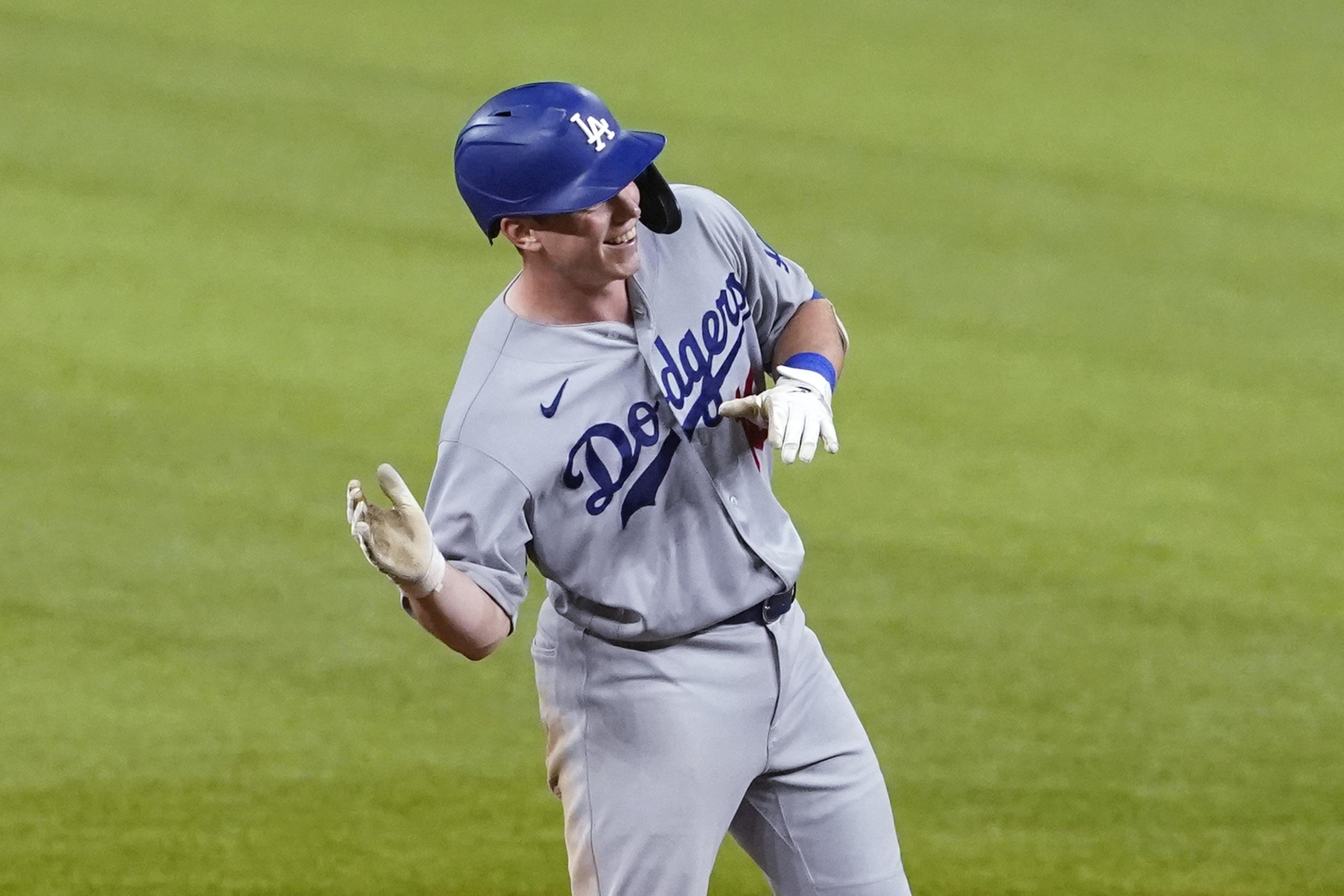 El receptor de los Dodgers Will Smith celebra luego de pegar un doble de dos carreras en la novena entrada. (AP)