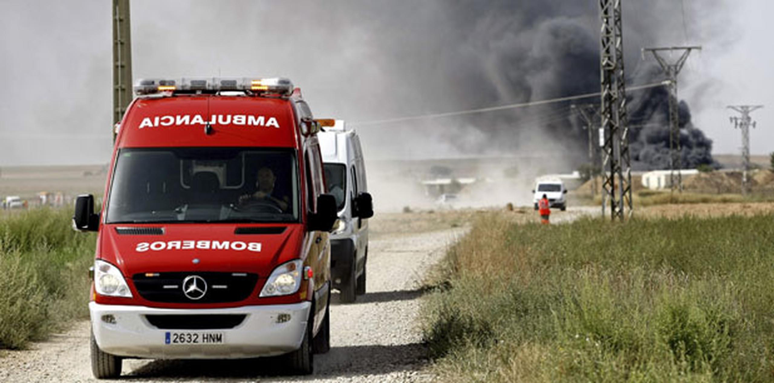 Una gran humareda cubre la zona de la explosión registrada en la empresa Pirotecnia Zaragozana, en España.- (EFE/Toni Galán)