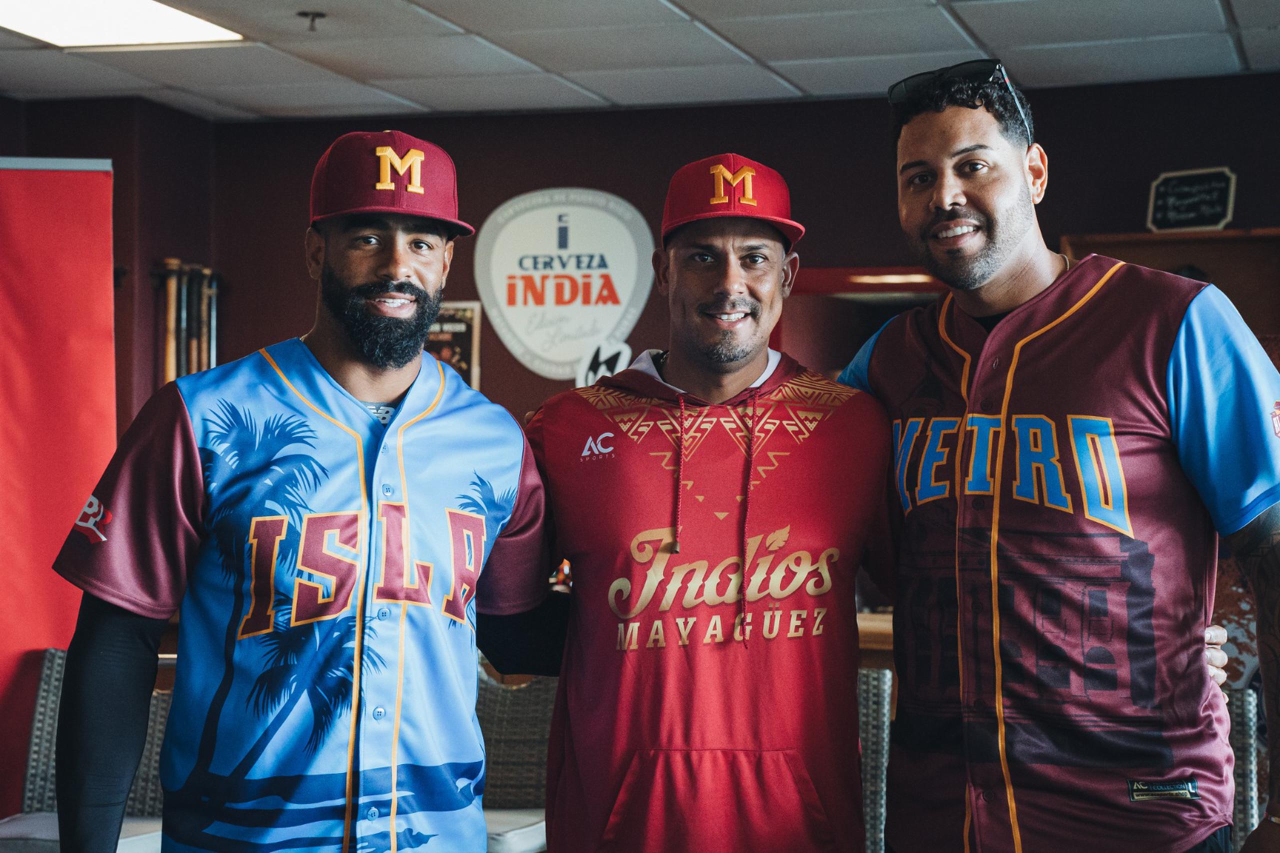 Desde la izquierda, Henry Ramos con la camisa del equipo Isla, el dirigente de los Indios, Luis Matos, y el lanzador Adalberto Flores con la camisa del equipo Metro.