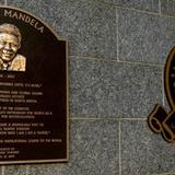 Yanquis develan placa en honor a Mandela