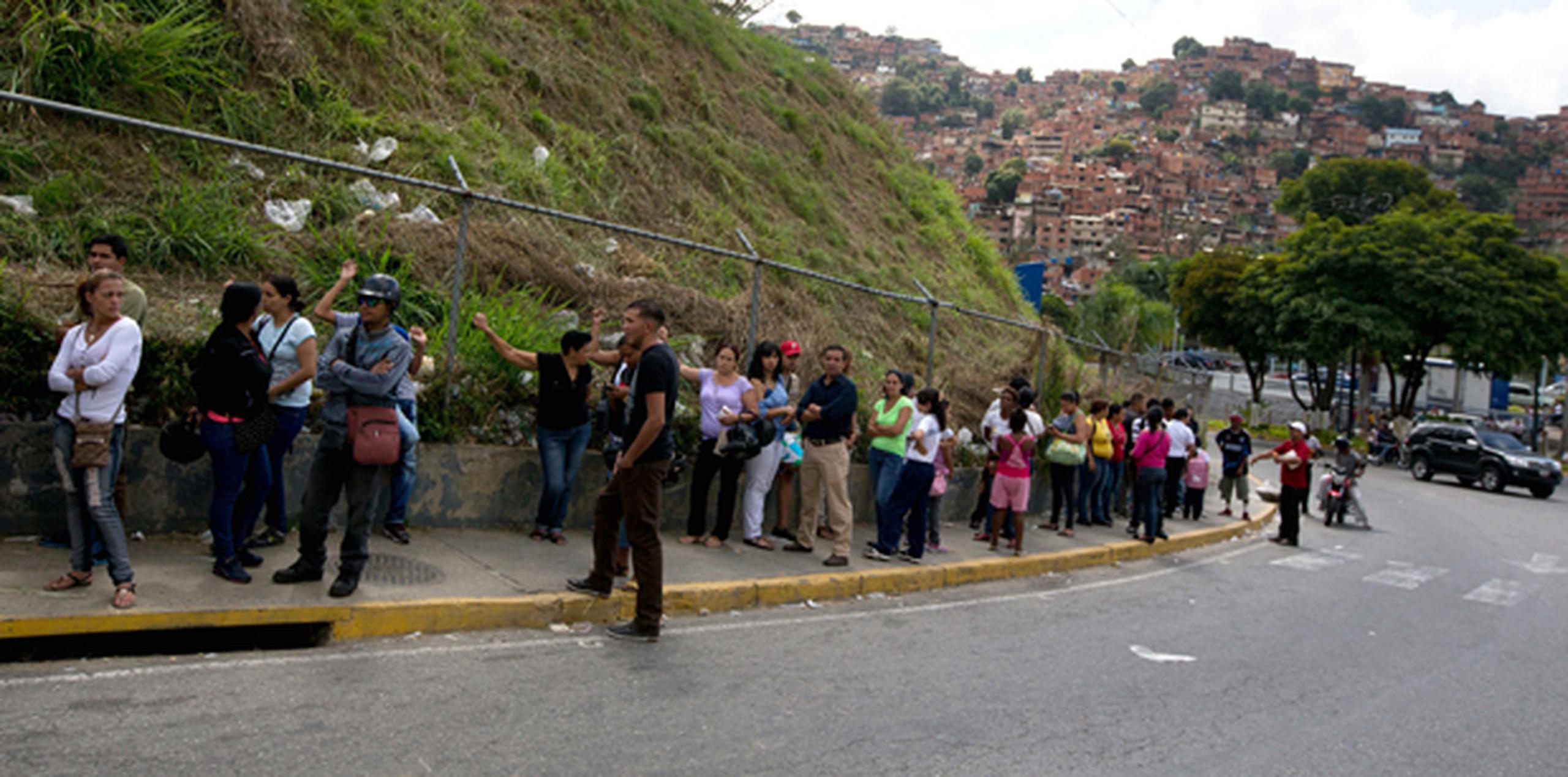 El ambiente de desesperación es palpable en Caracas, donde algunas escuelas recomendaron esta semana a los padres que pusieran papel sanitario en las mochilas de sus hijos y las filas en los supermercados son de más de 24 horas. (AP)