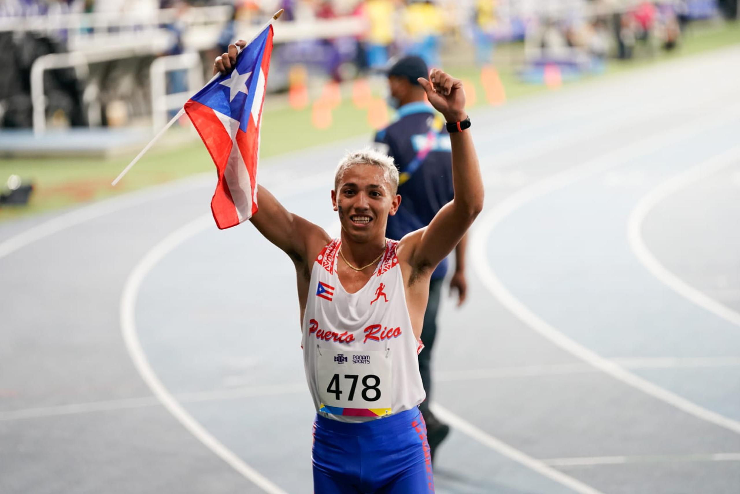 Héctor Pagán celebra con la bandera de Puerto Rico su victoria en los 10,000 metros en Cali 2021. Es de los atletas de perfil internacional que competirán en Guadalupe 2022.
