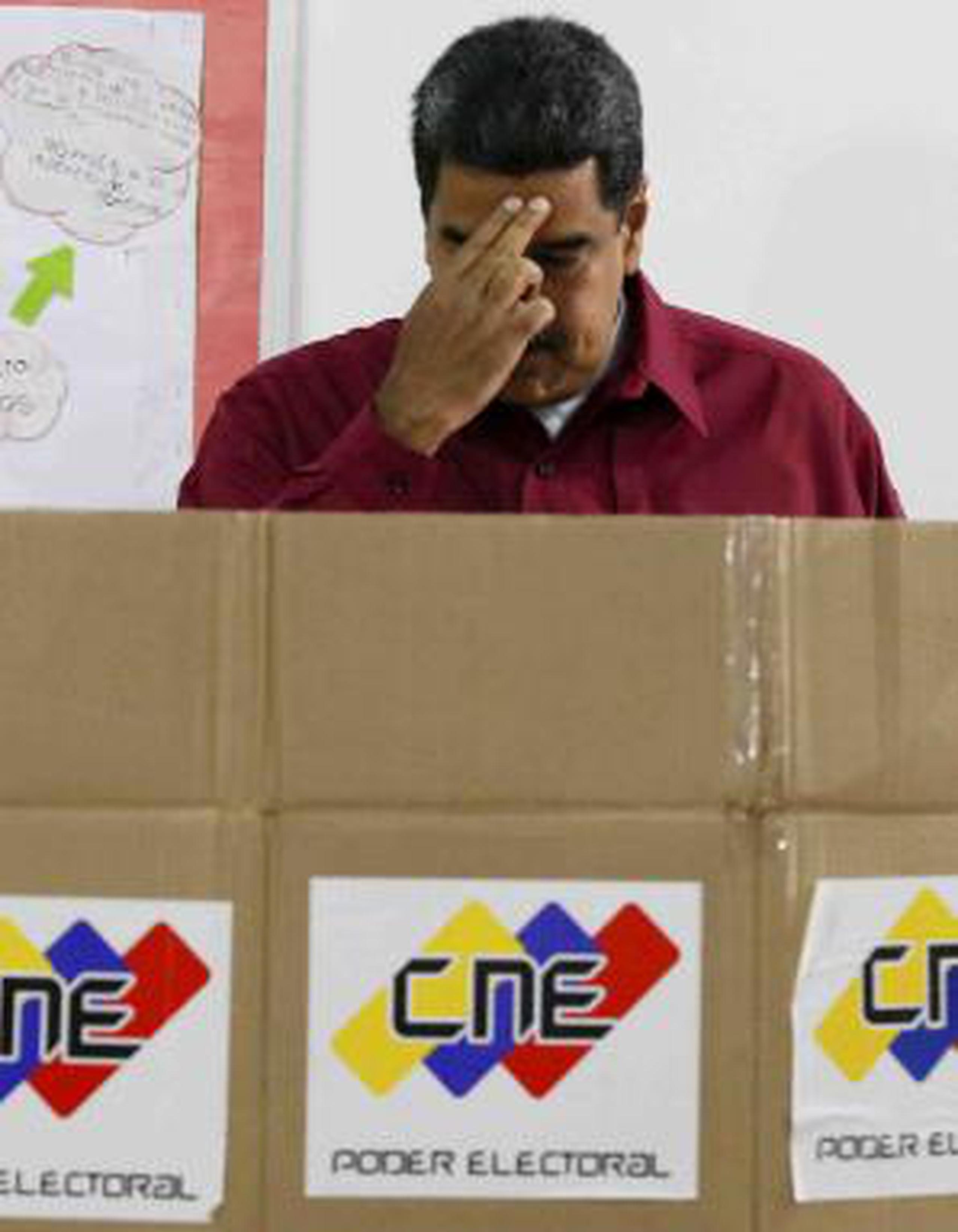 Maduro al momento de votar en las elecciones donde se espera su reelección. (AP)