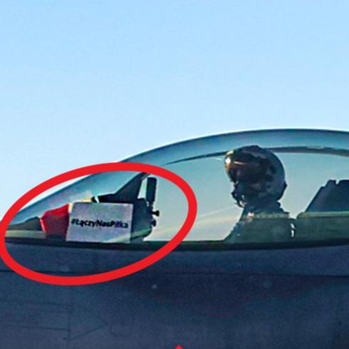 Piloto coloca emotivo letrero en su cabina mientras escoltaba al equipo de Polonia