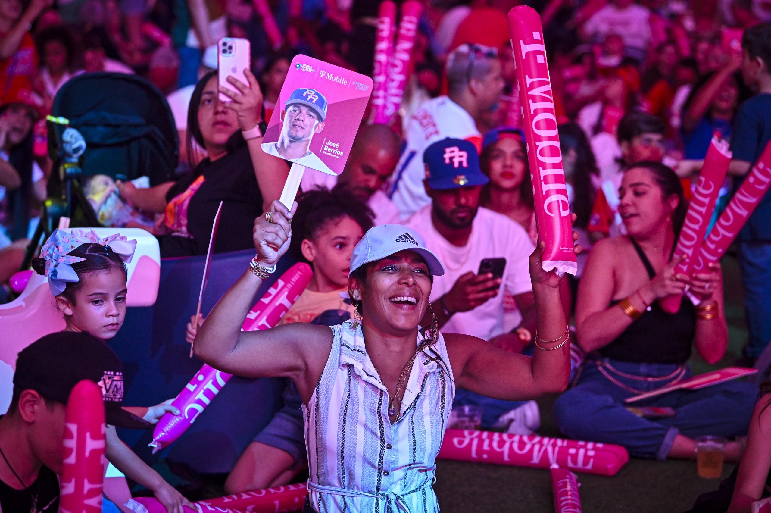 Si bien Lindor y compañía festejaba la entrega del público boricua anoche en Miami, también miles en la Isla no dejaron de apoyarles, entre estos muchos que fueron a ver el partido en el Distrito T-Mobile.