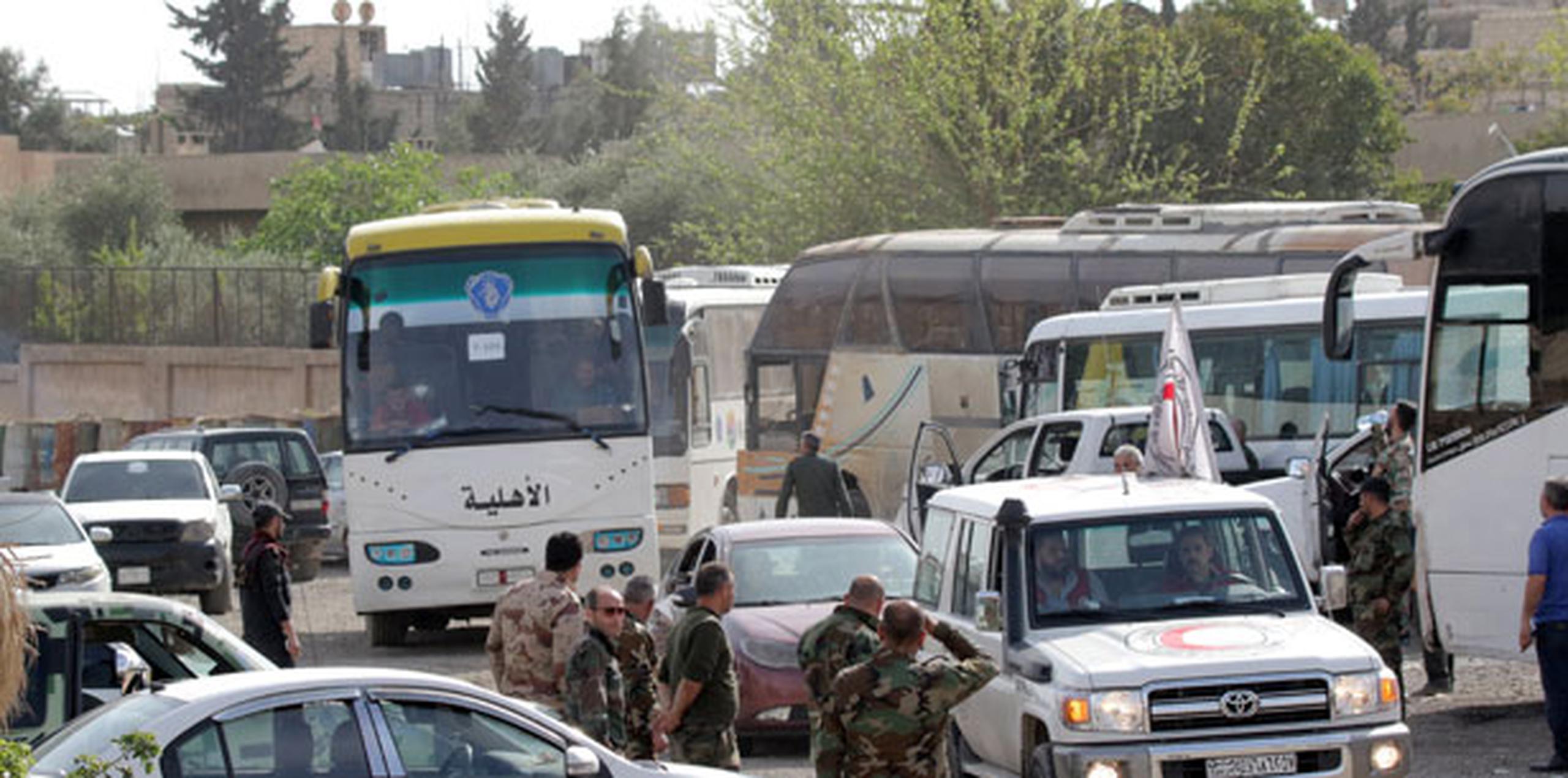 Combatientes del Ejército del Islam y sus familias son evacuados en autobús de Duma. (EFE)