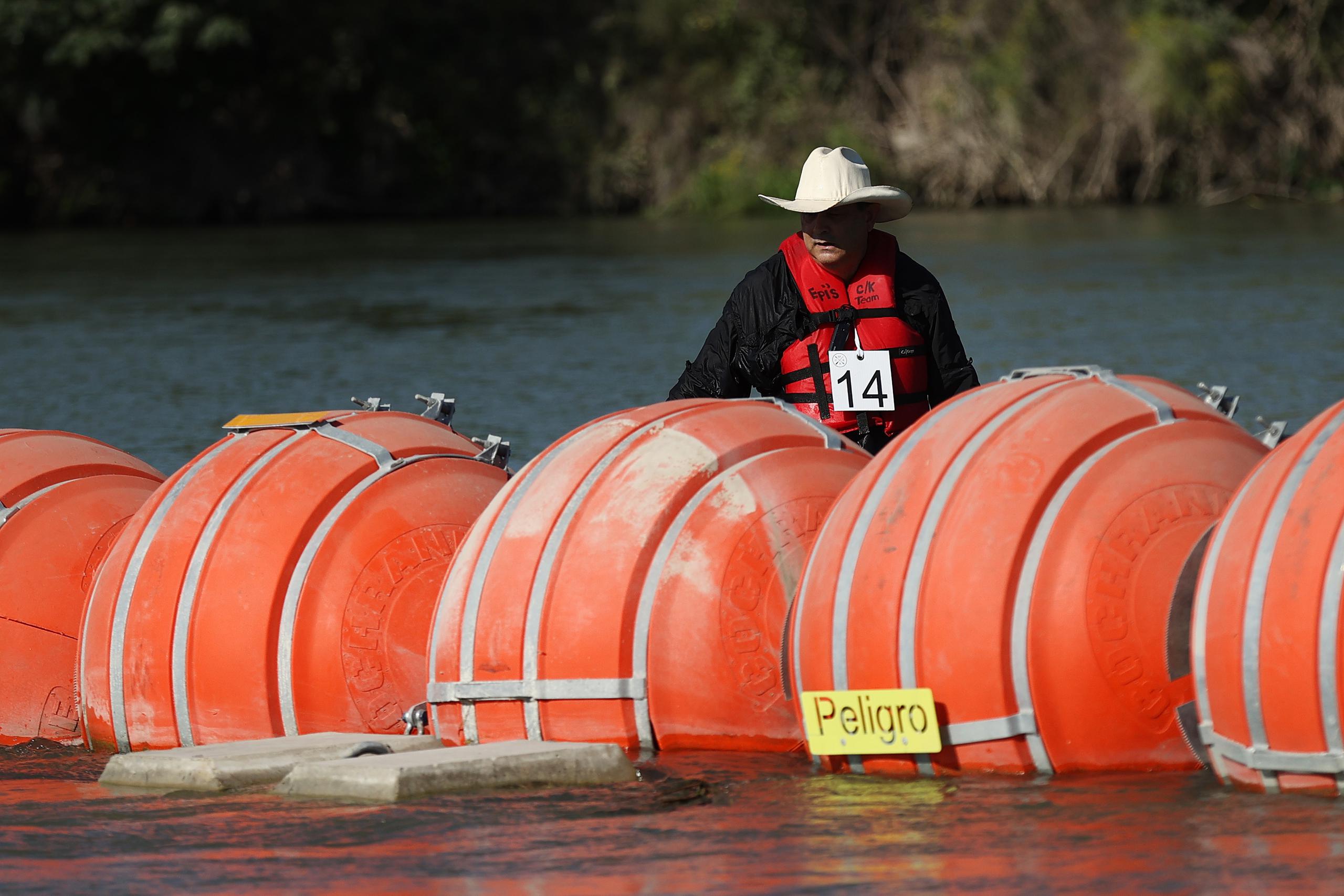 La Comisión Internacional de Límites y Aguas, una entidad binacional, corroboró que la mayoría de las boyas instaladas sobre el Río Grande por el gobierno de Texas, estaban del lado de México.