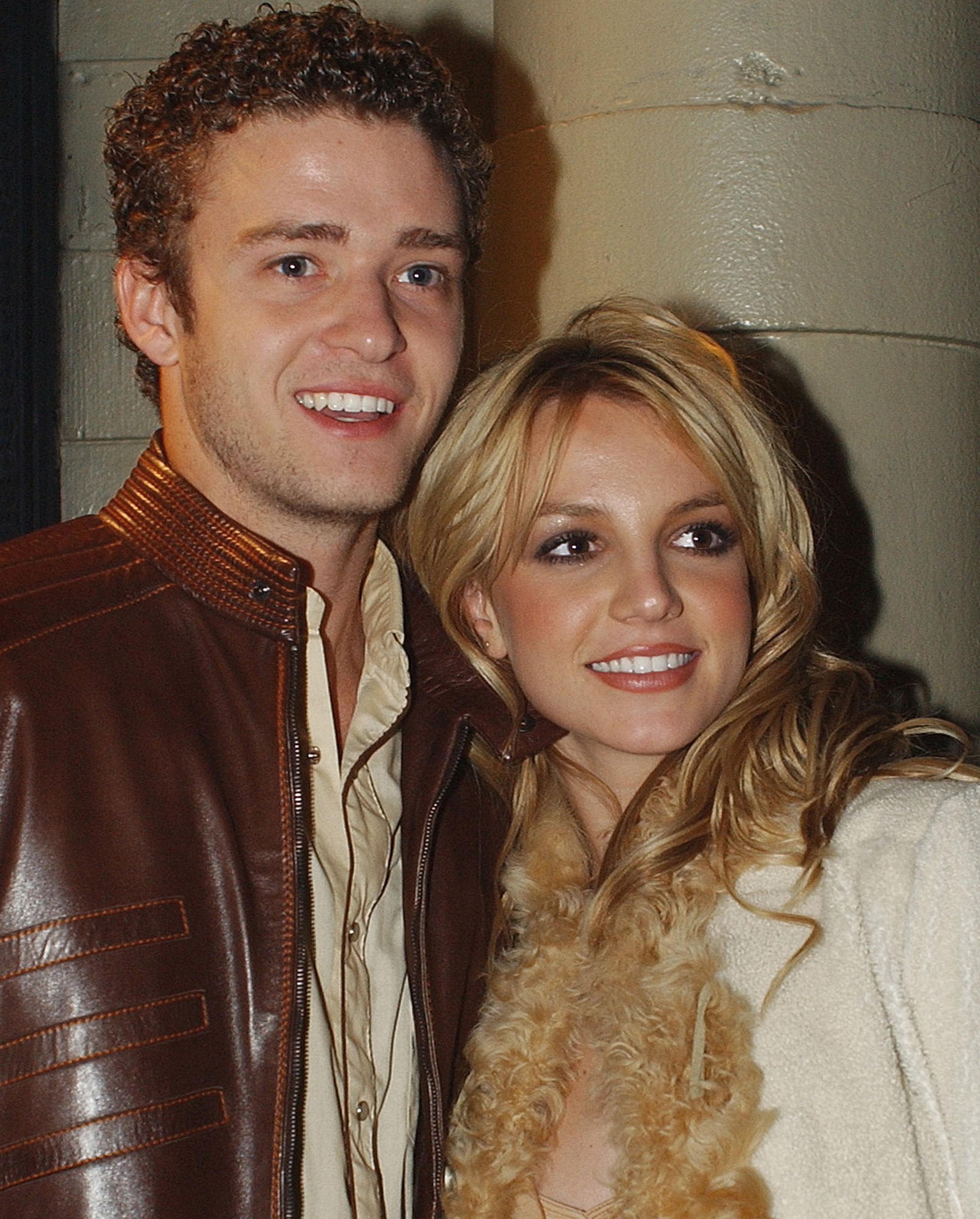 Justin Timberlake, entonces integrante de NSYNC, Britney Spears posan para los fotógrafos durante el estreno del álbum "Britney" el 6 de noviembre de 2001 en Nueva York.