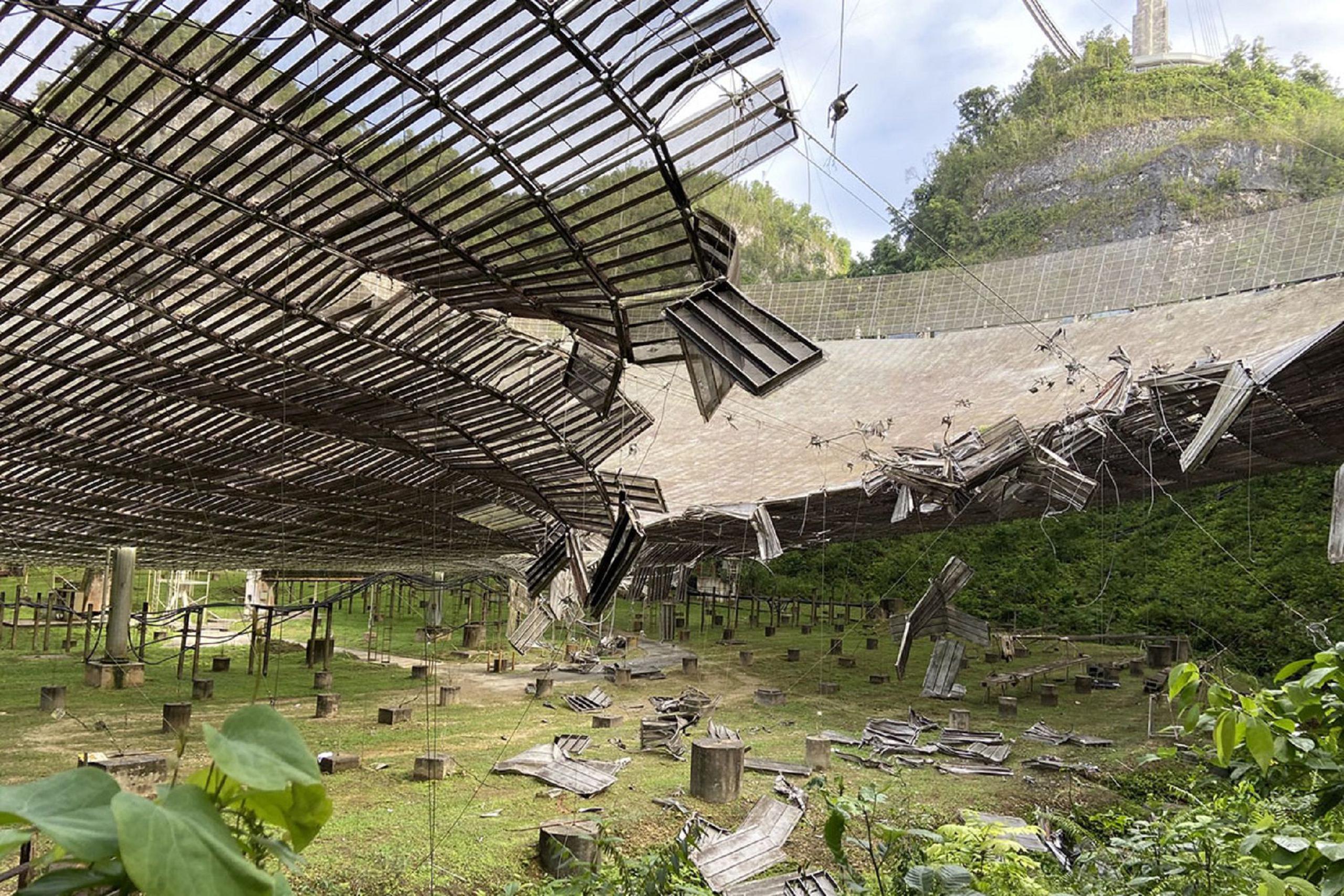 Daños en el Observatorio de Arecibo antes del colapso.