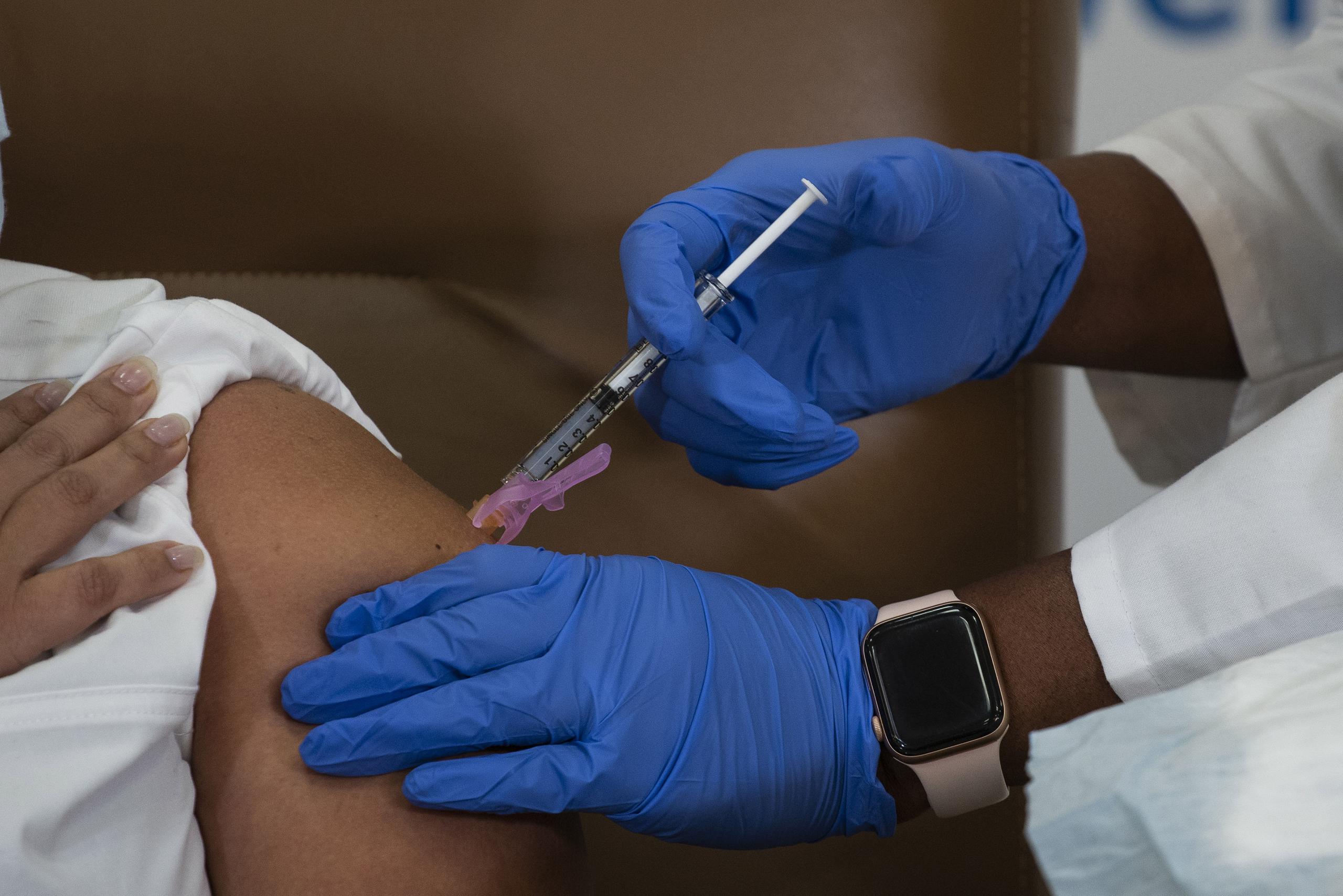 Los científicos estiman que es necesaria una tasa de vacunación de aproximadamente el 70% para que se alcance la inmunidad colectiva.