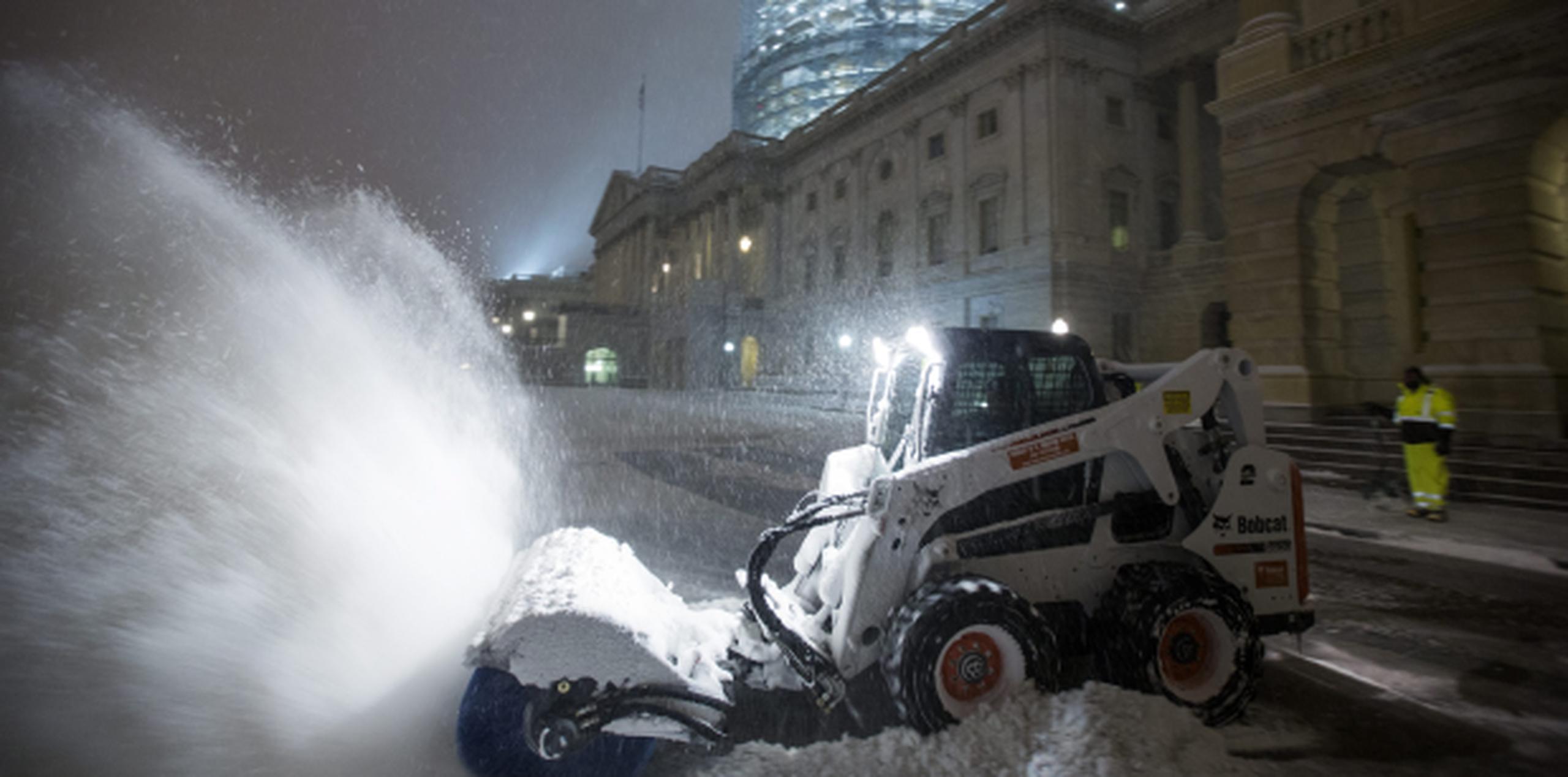 Obreros remueven nieve de los alrededores del Congreso. (EFE)