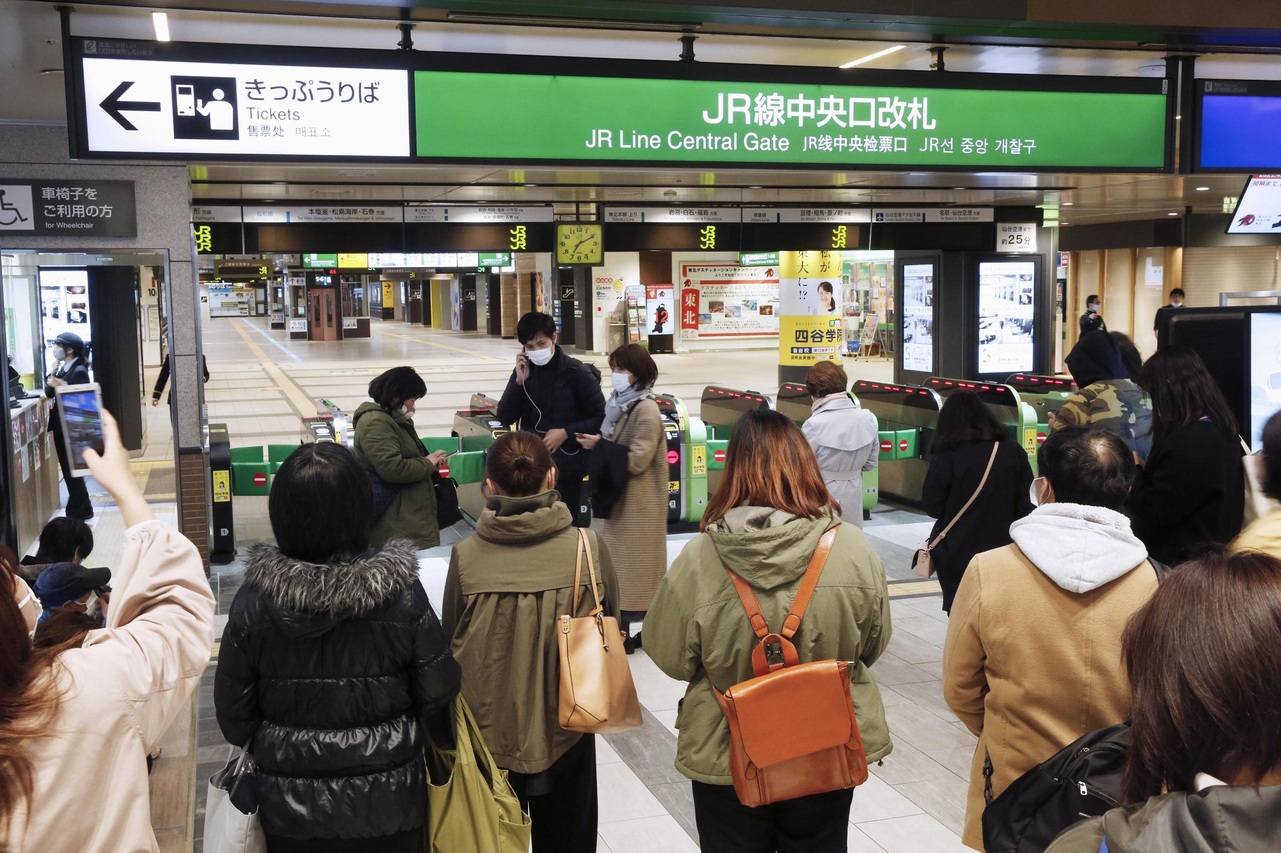 Pasajeros se congregan a la entrada de una estación luego de la suspensión sel servicio de trenes rápidos por un sismo que sacudió el nordeste de Japón.