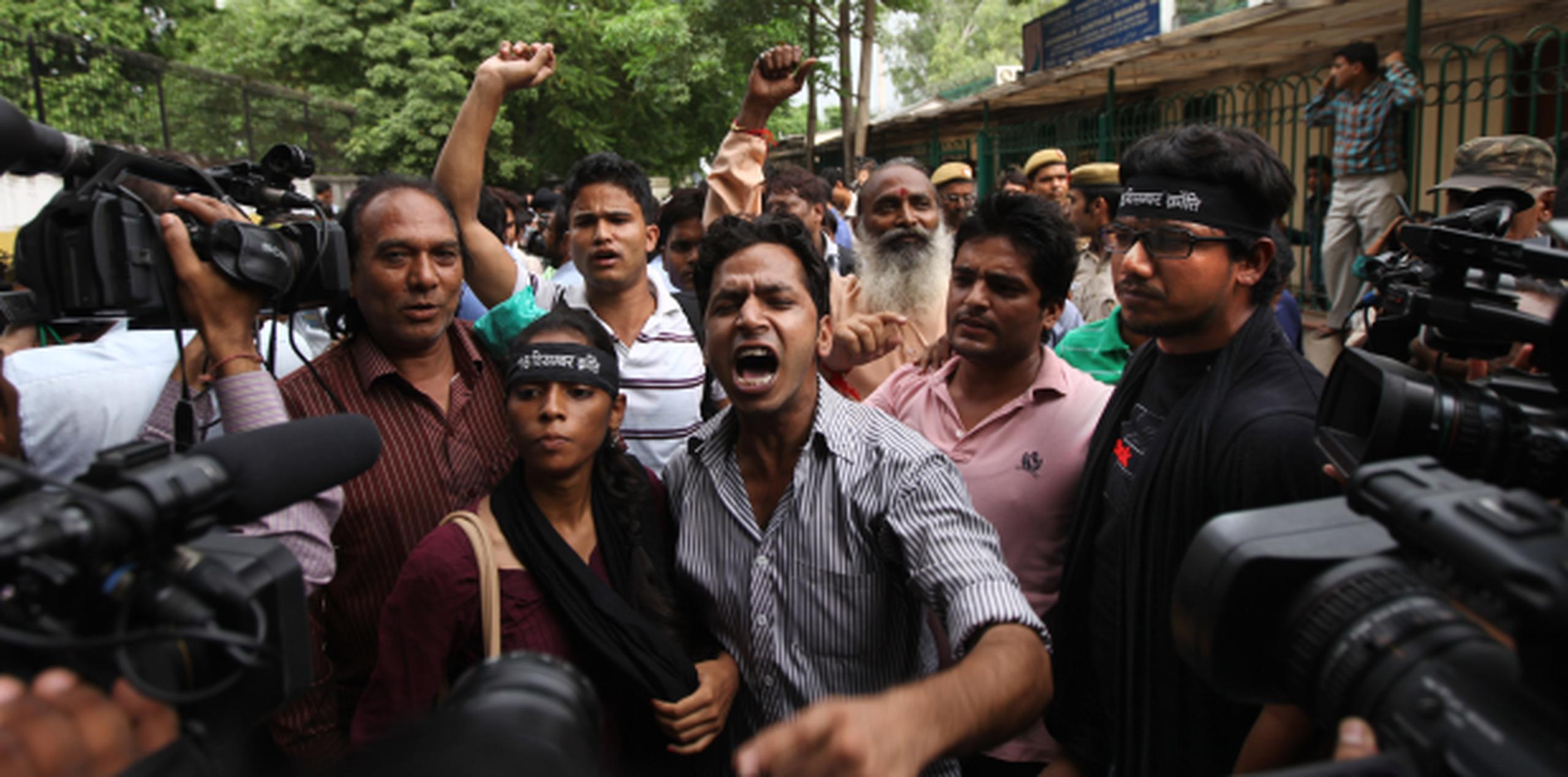 Un grupo de manifestantes gritan consignas exigiendo la pena de muerte a un menor acusado de violación. (AP/Altaf Qadri)