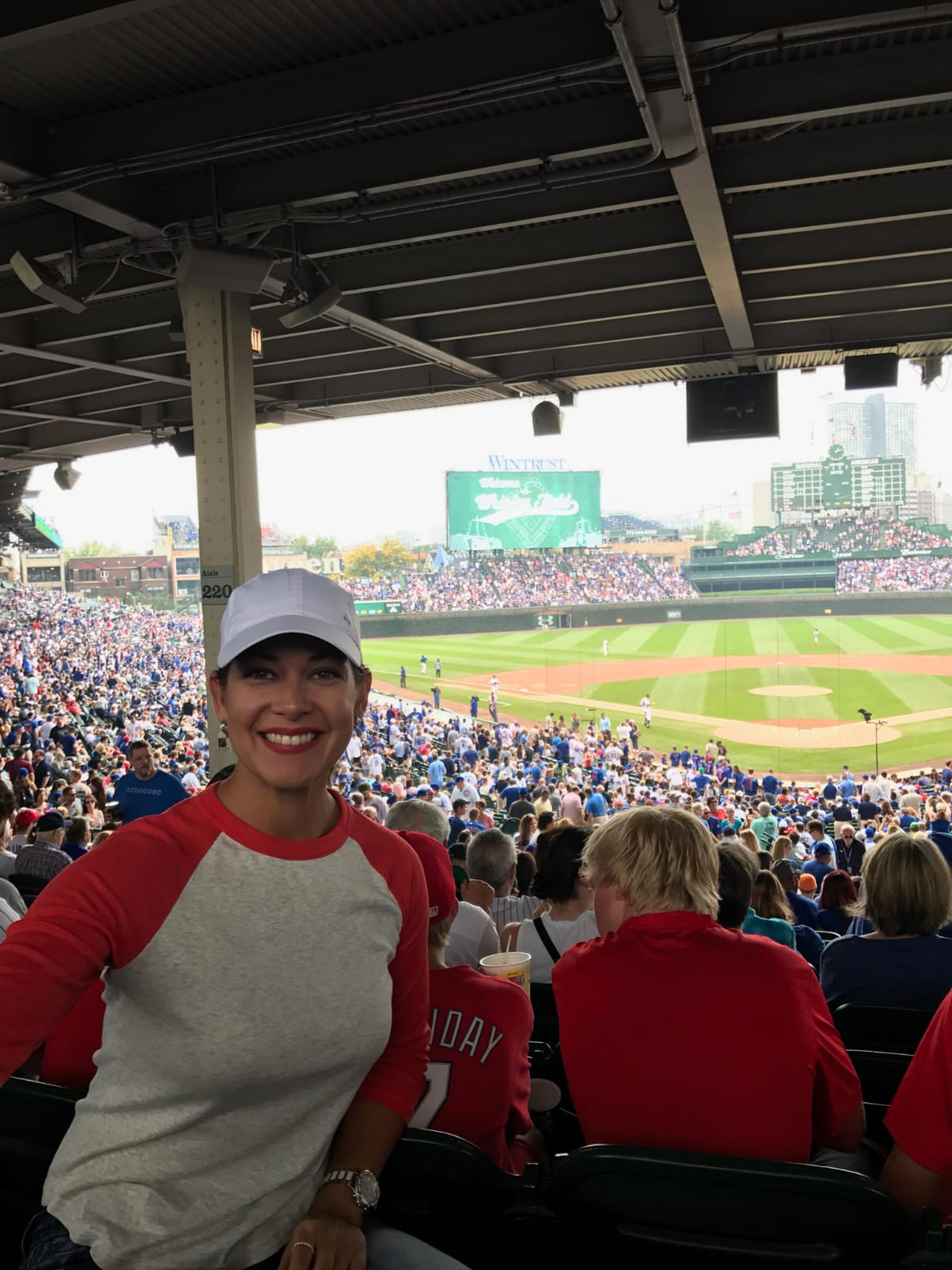 Mónika Candelaria dice que el deporte que más sigue es el béisbol. Aquí comparte una foto de una visita que hizo al Wrigley Field de Chicago para ver jugar a los Cubs.