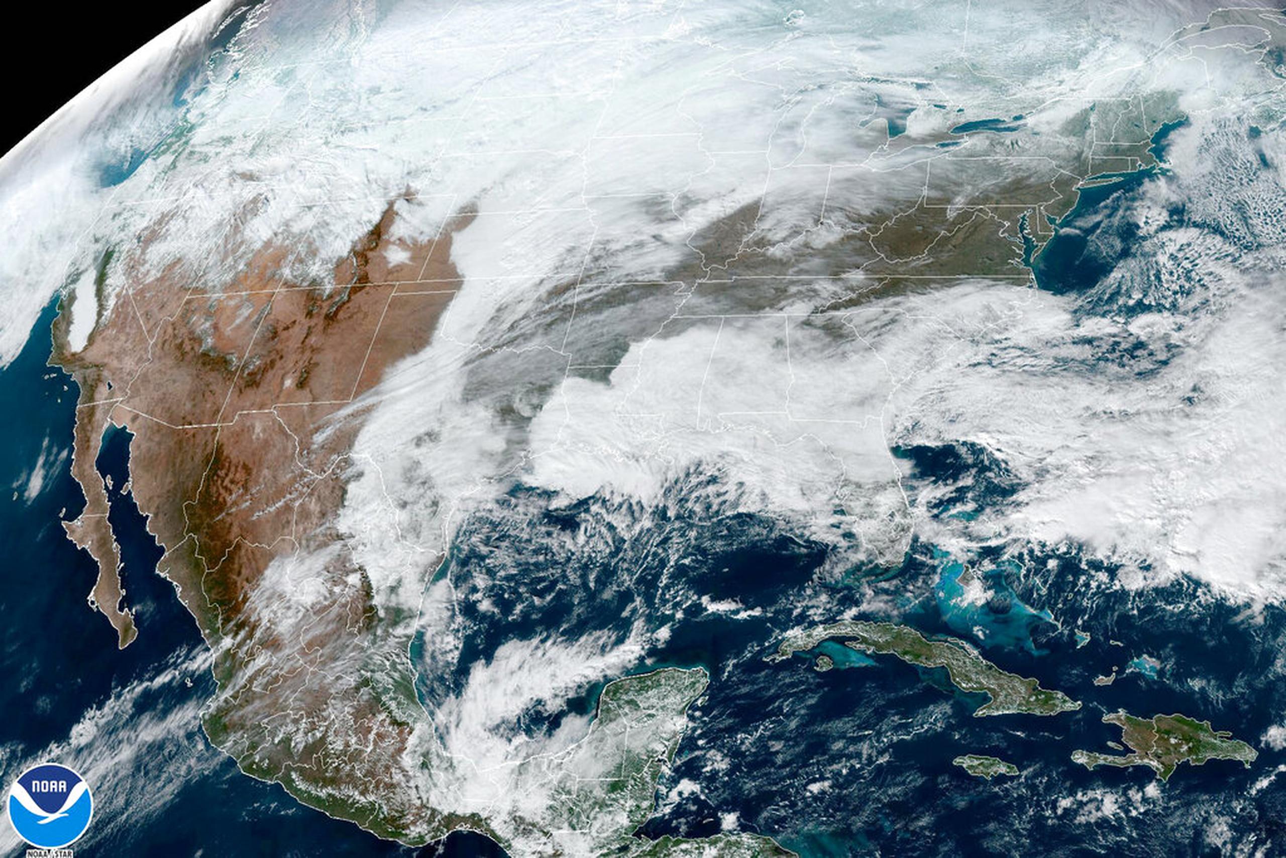 Una "explosión" ártica está trayendo frío extremo, fuertes nevadas y vientos intensos en gran parte de los Estados Unidos esta semana.
