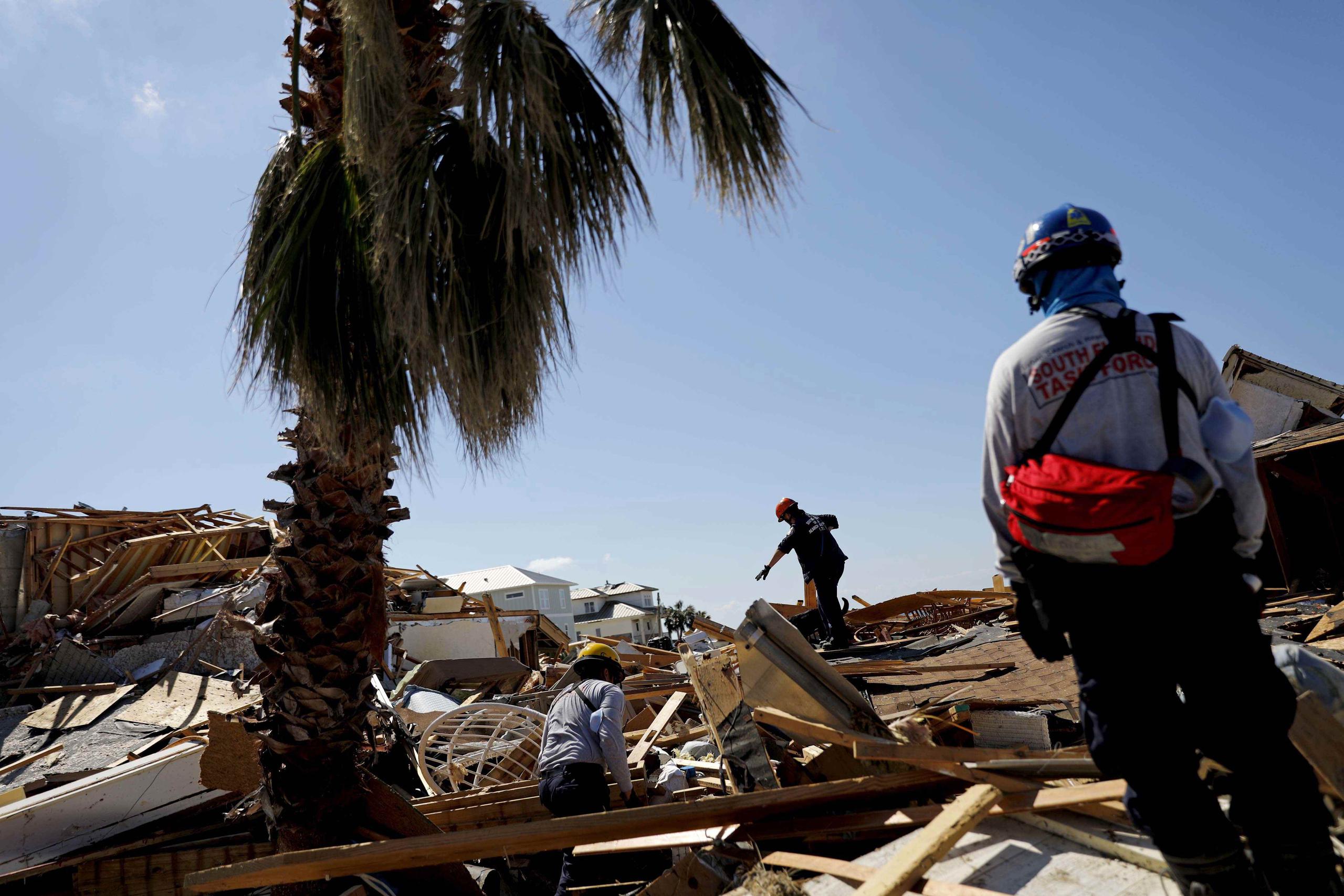 Rescatistas buscaban personas tras la devastación causada por el huracán Michael. (Archivo / AP)