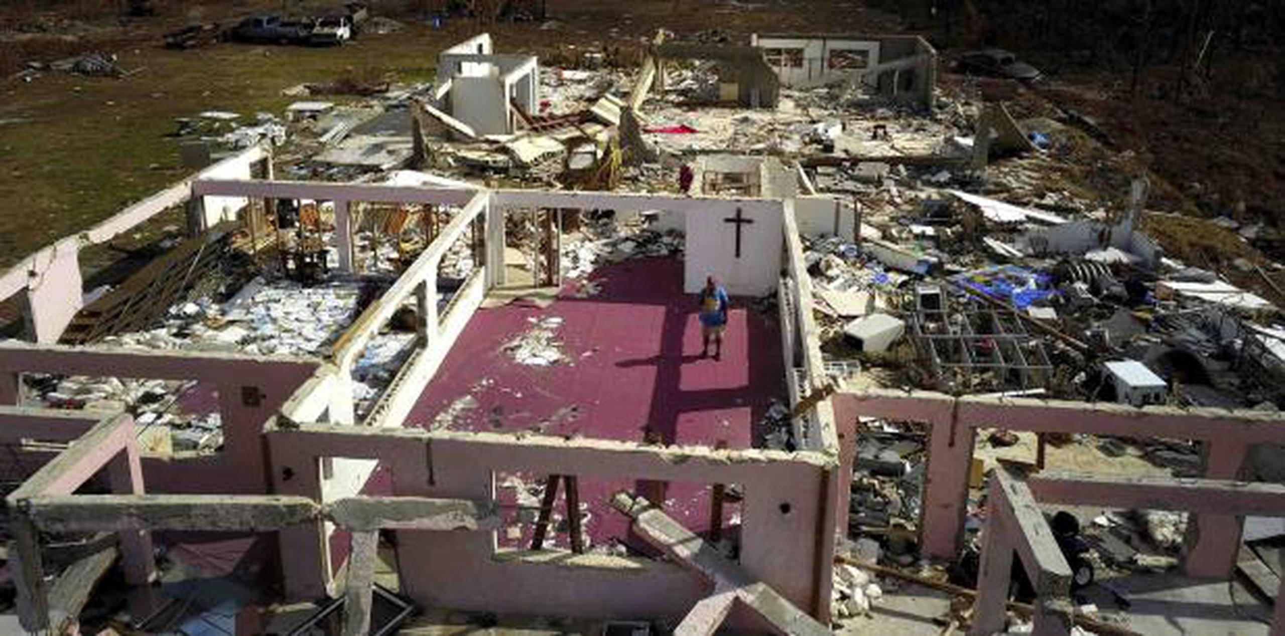 El pastor Jeremiah Saunders entre las ruinas de su iglesia, destruida tras el paso del huracán Dorian, en High Rock, Gran Bahama. (AP / Ramón Espinosa)