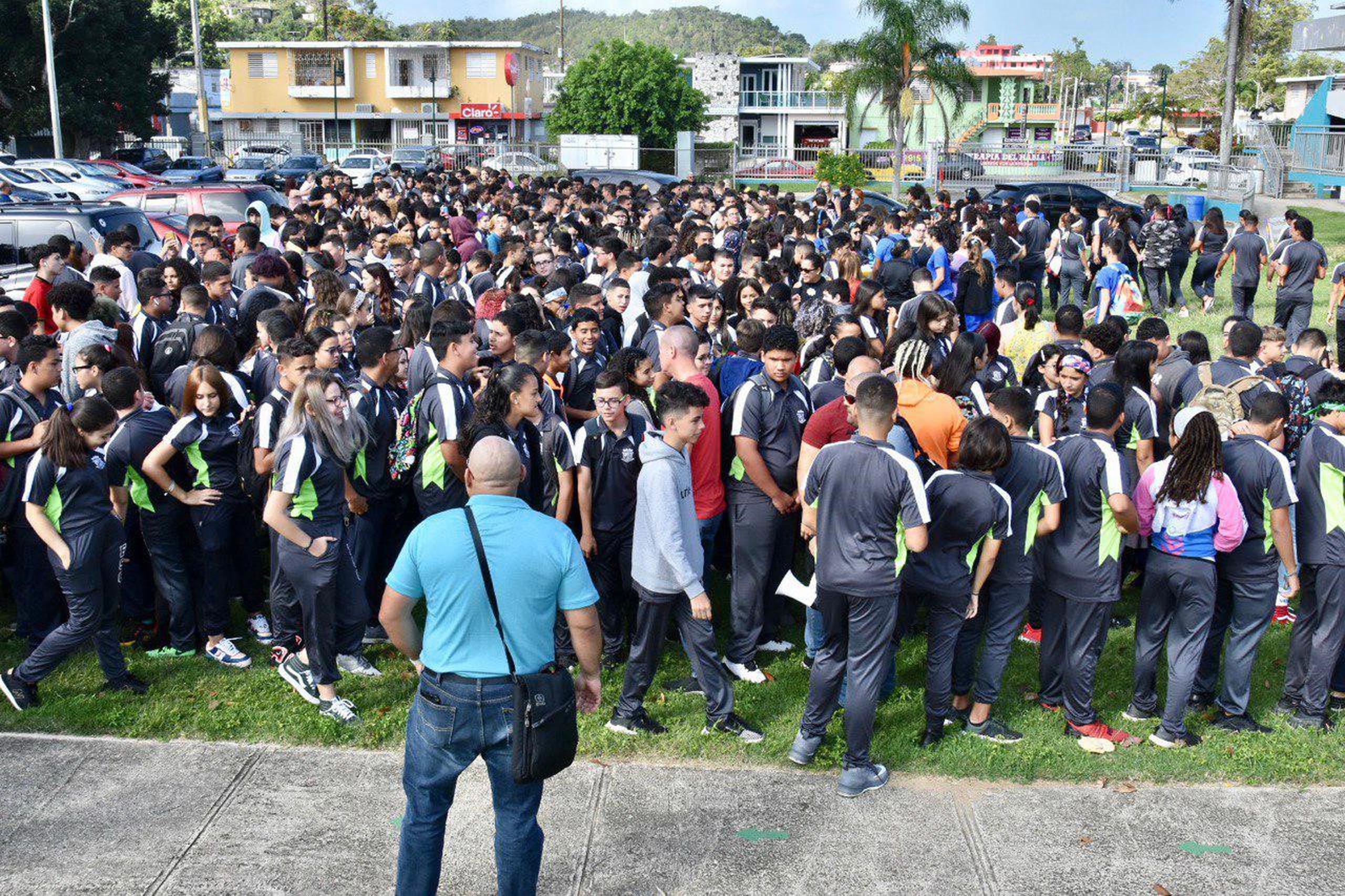 Imagen muestra a los estudiantes de la escuela superior Fernando Suria Chávez durante un desalojo.