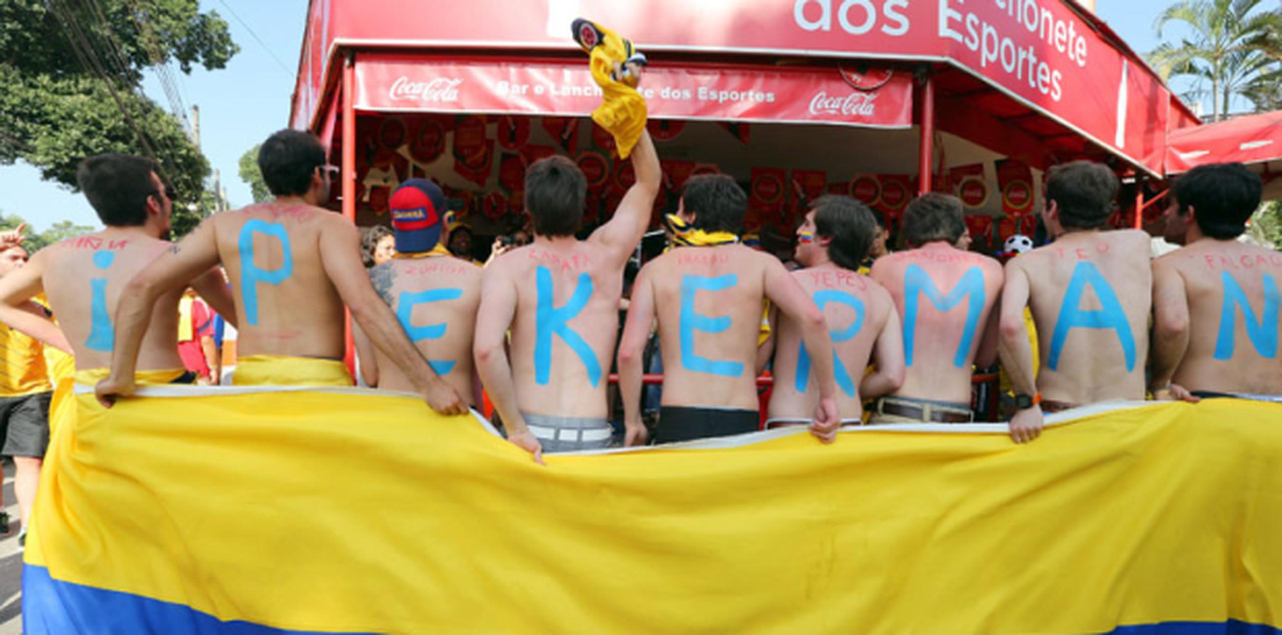 Fanáticos del equipo de Colombia celebran la derrota 1-0 en el partido contra Uruguay en la final de la Copa Mundial Brasil 2014. (EFE)